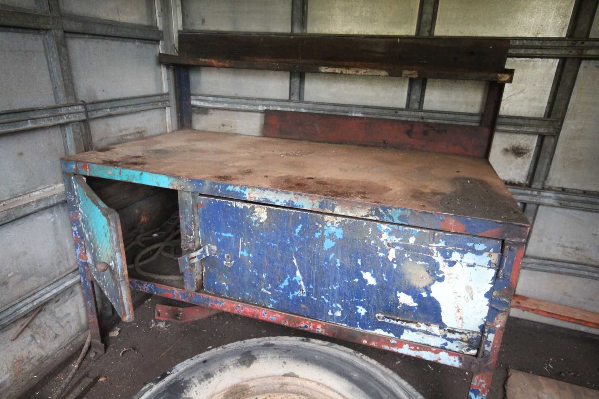4-wheel turntable beavertail low loader trailer. With Manual ramps and front workshop. V - Image 21 of 25