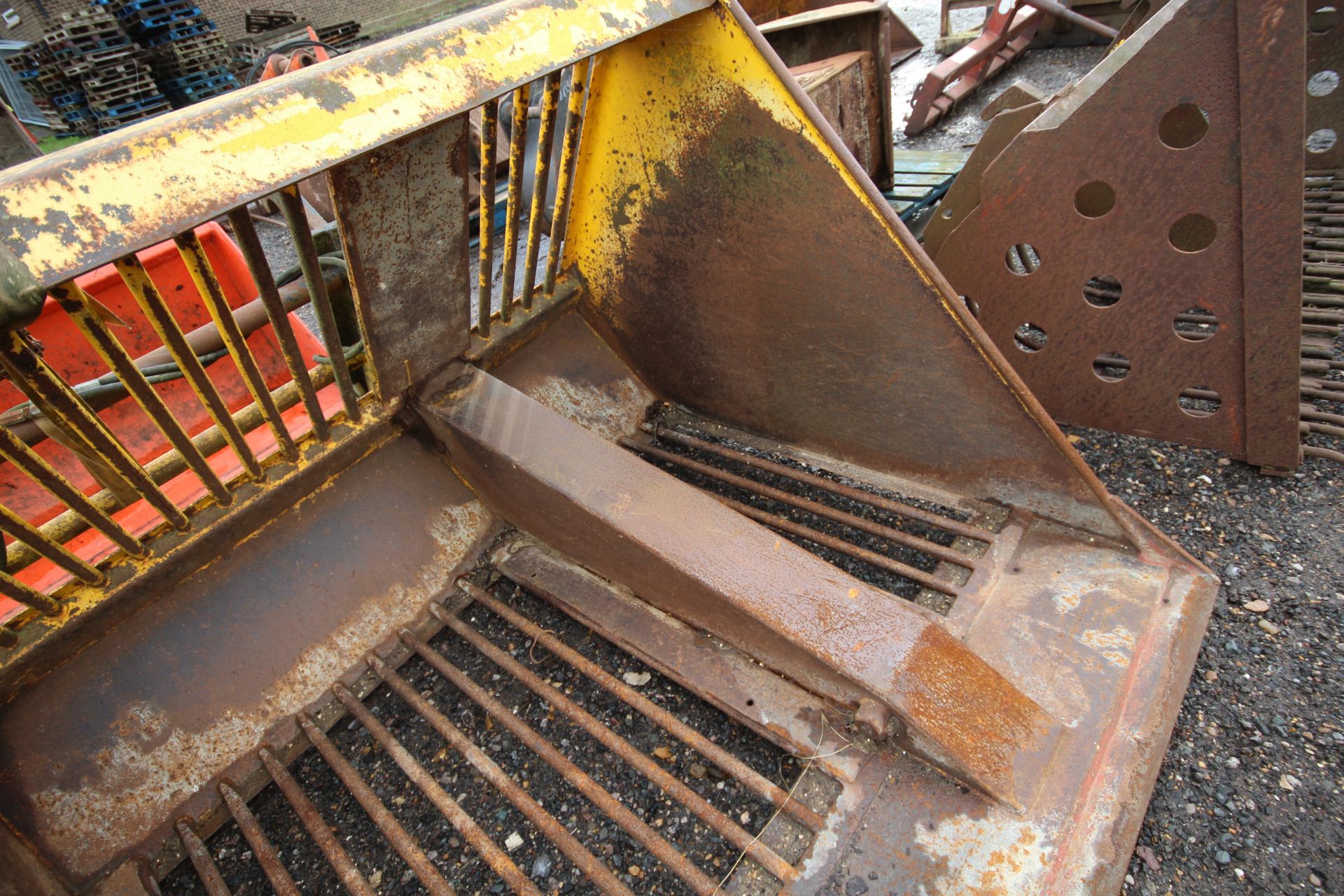 Toe tip beet bucket. JCB Q fit brackets. V - Image 6 of 11