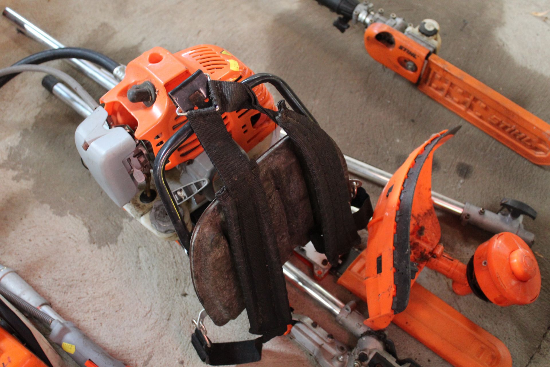 Backpack mounted multi tool unit with pole saw, hedge cutter, pruning saw etc - Image 2 of 6