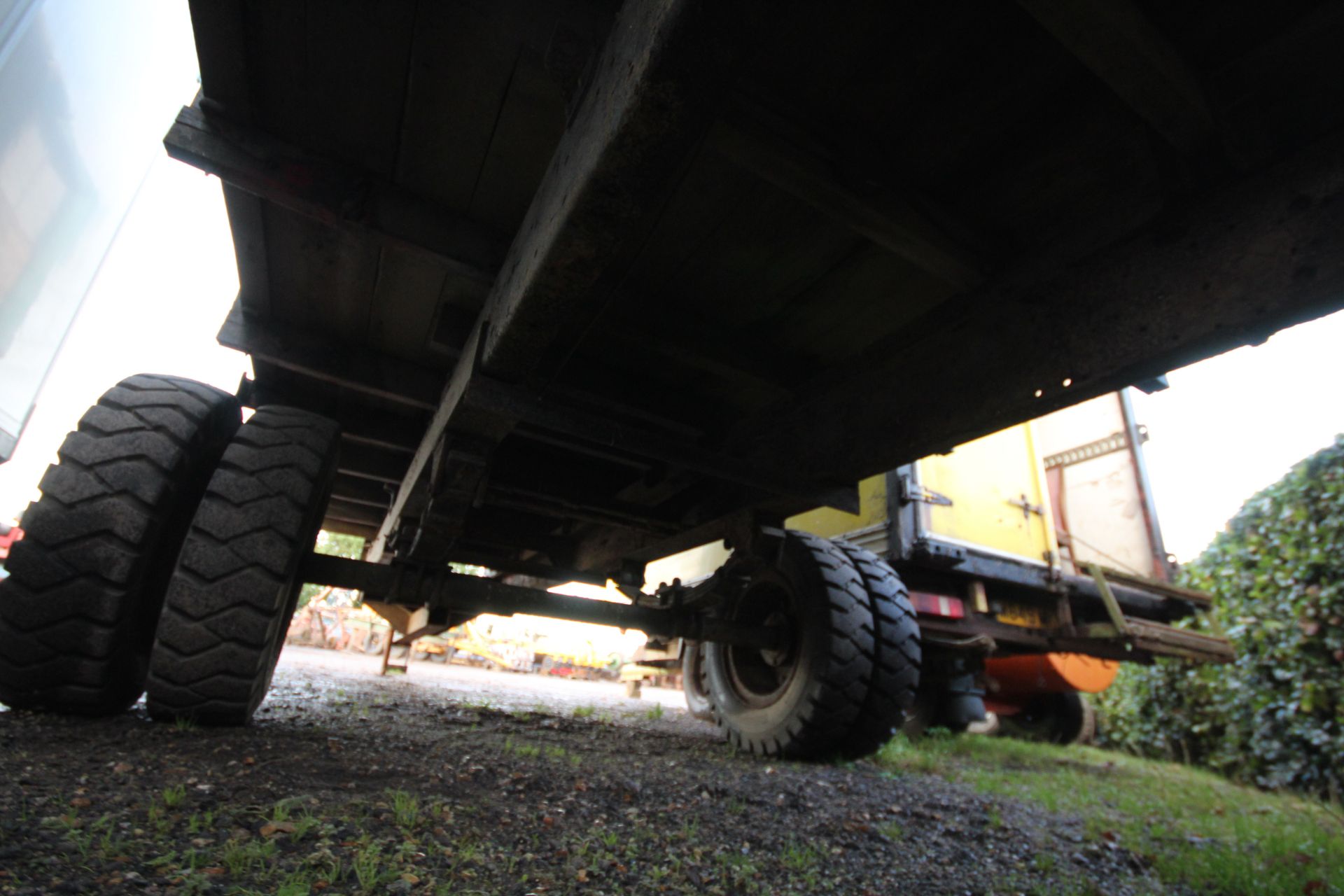 Single axle shoot trailer. With padded bench seats. V - Image 31 of 33