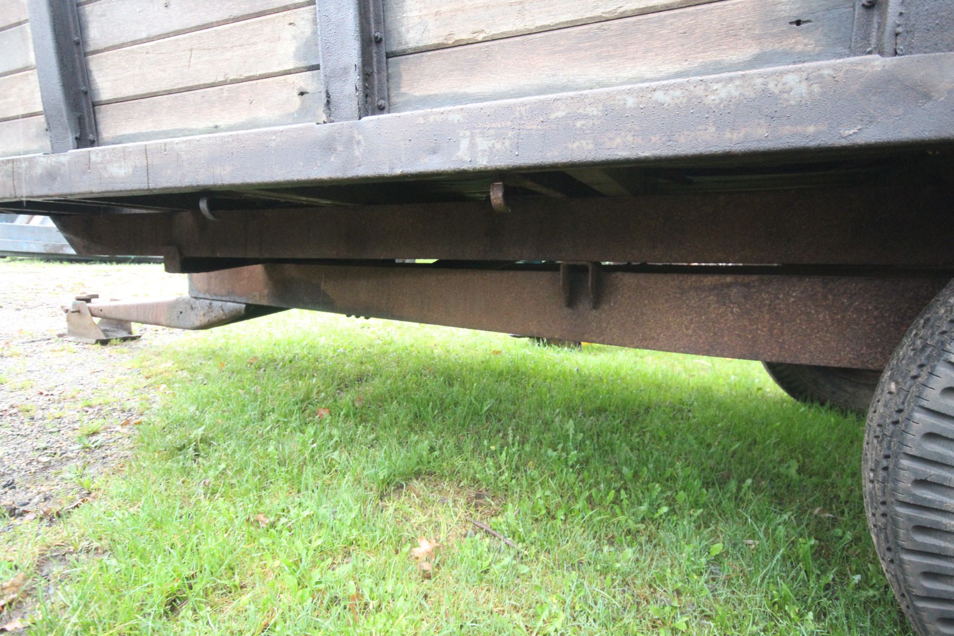 Ferguson FJEA-40 3T tipping trailer. With drop in sides and 12-stud axle. Badged. Serial number - Image 15 of 15