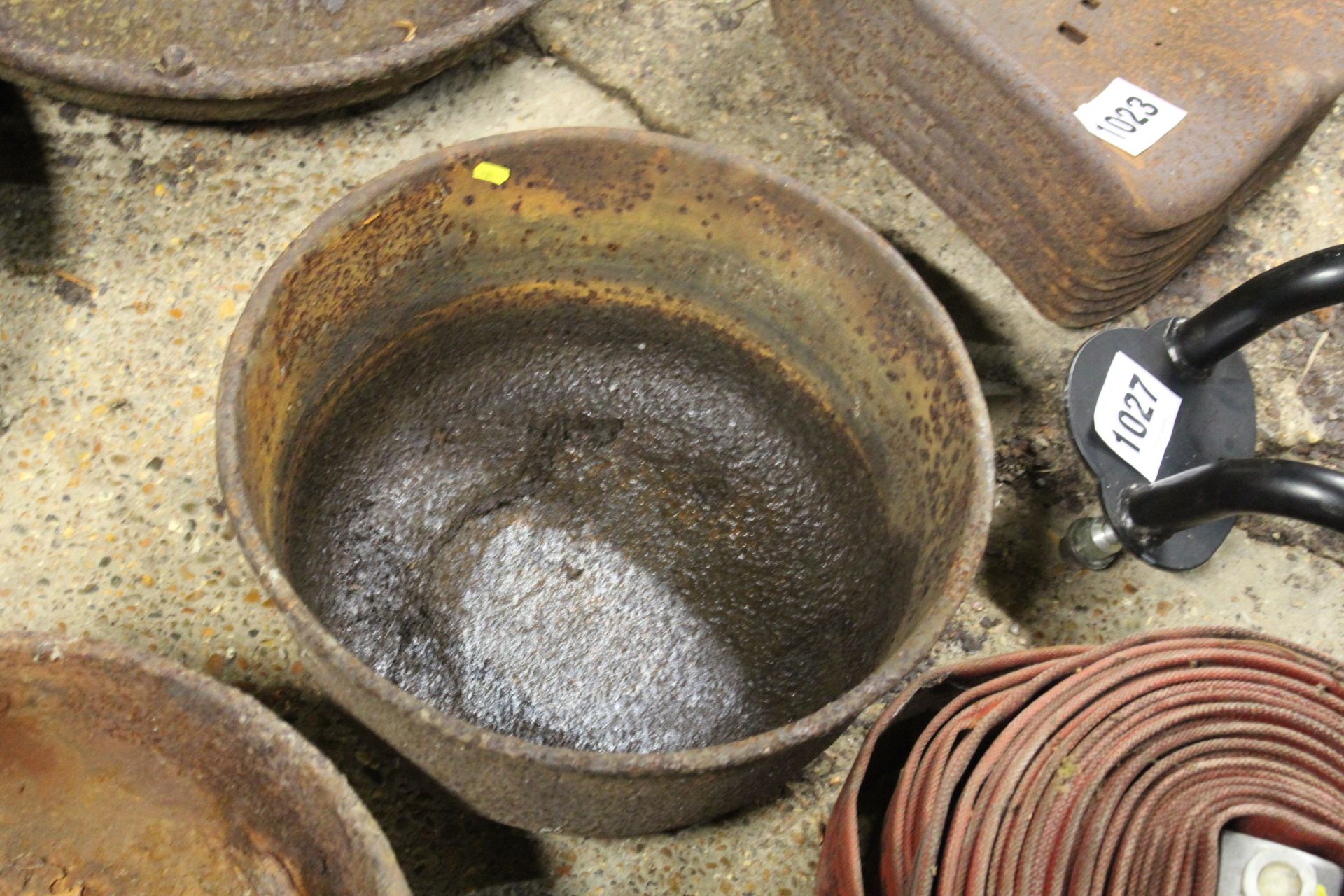 2x cast iron feed bowls. - Image 3 of 3