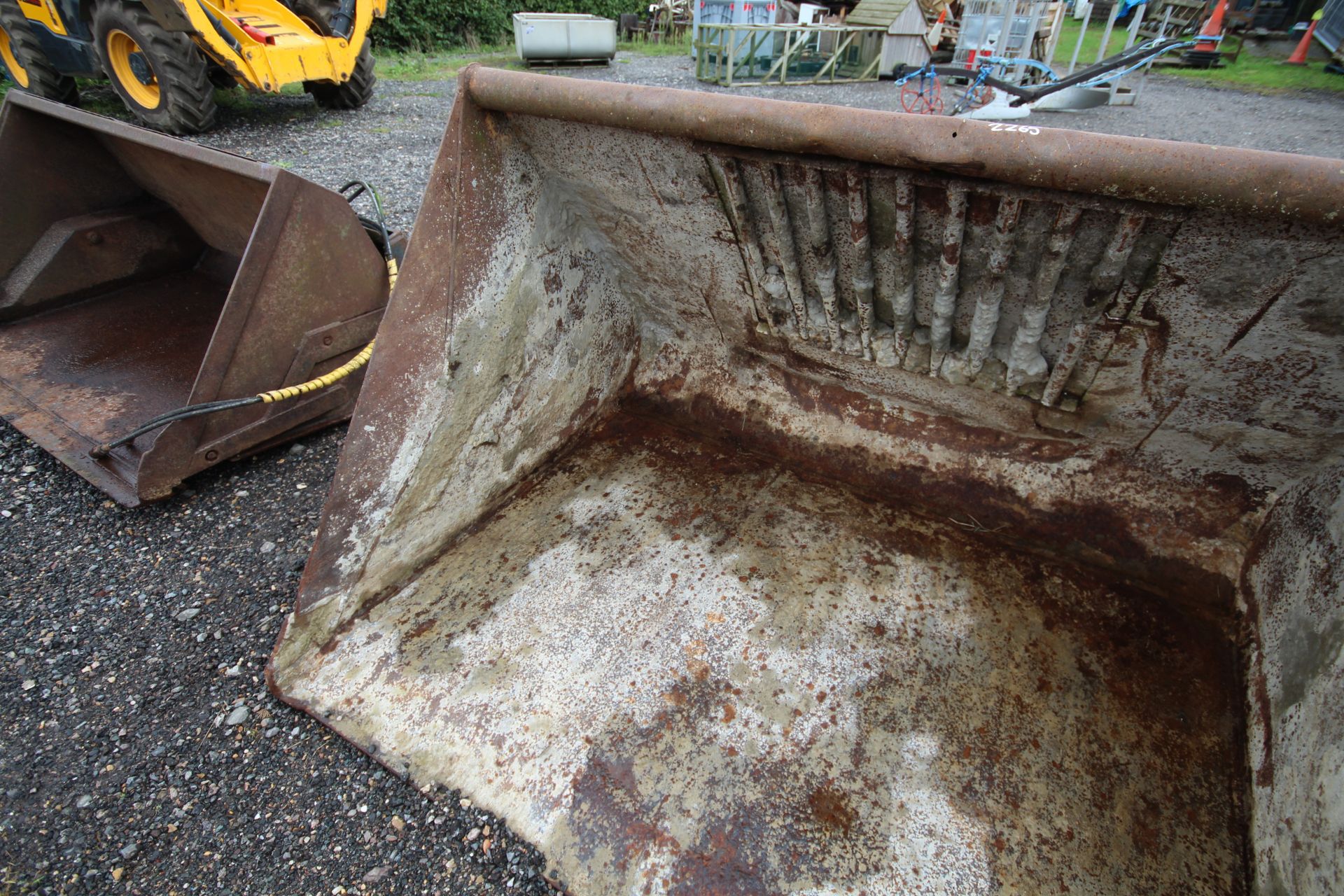 Large capacity 6ft loader bucket. Farm made Manitou brackets. V - Image 5 of 8