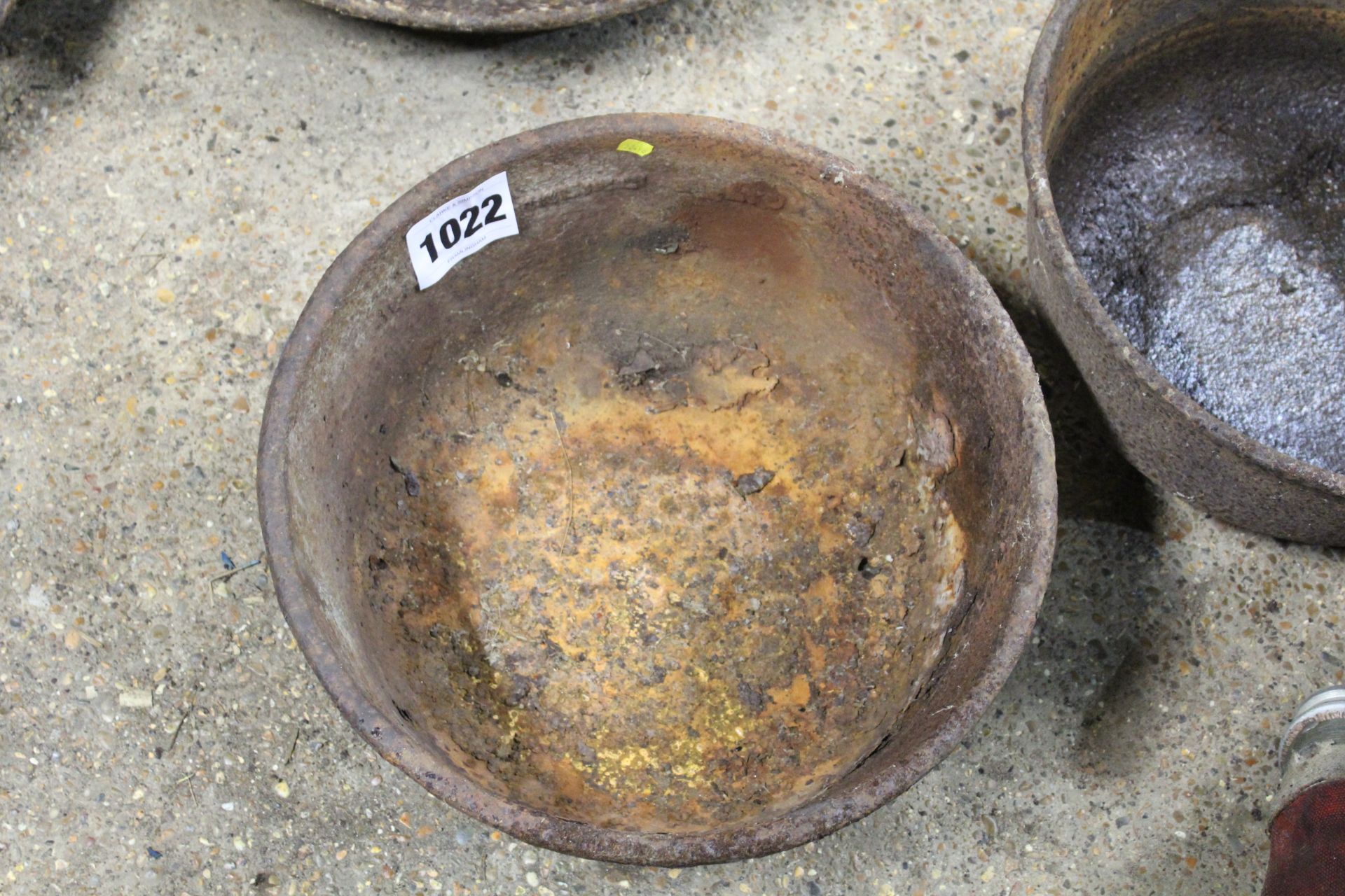 2x cast iron feed bowls. - Image 2 of 3