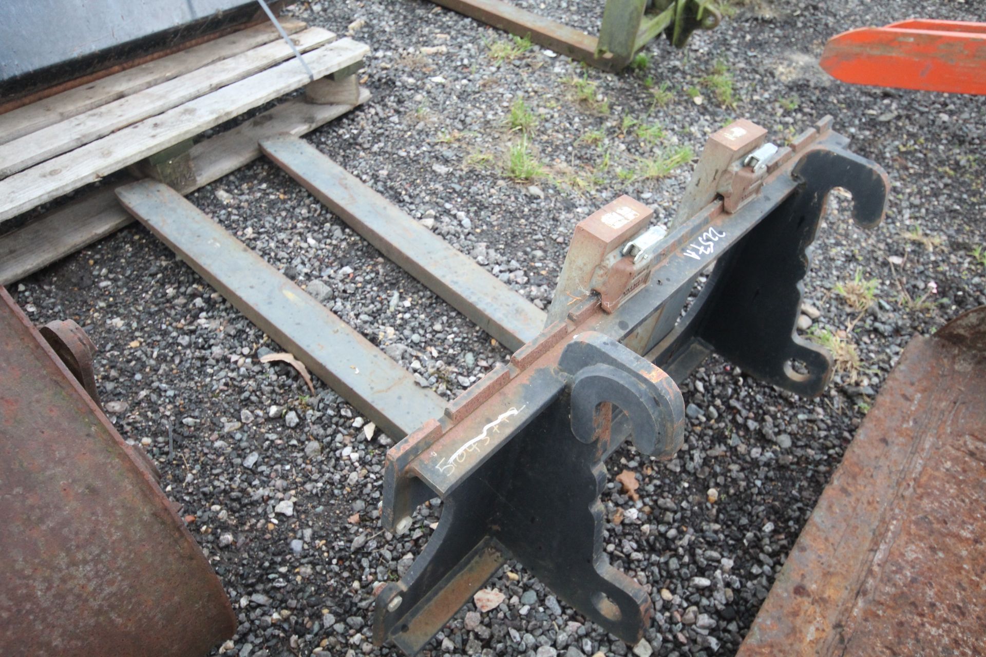 Pallet tines on headstock. 2013. V - Image 3 of 7