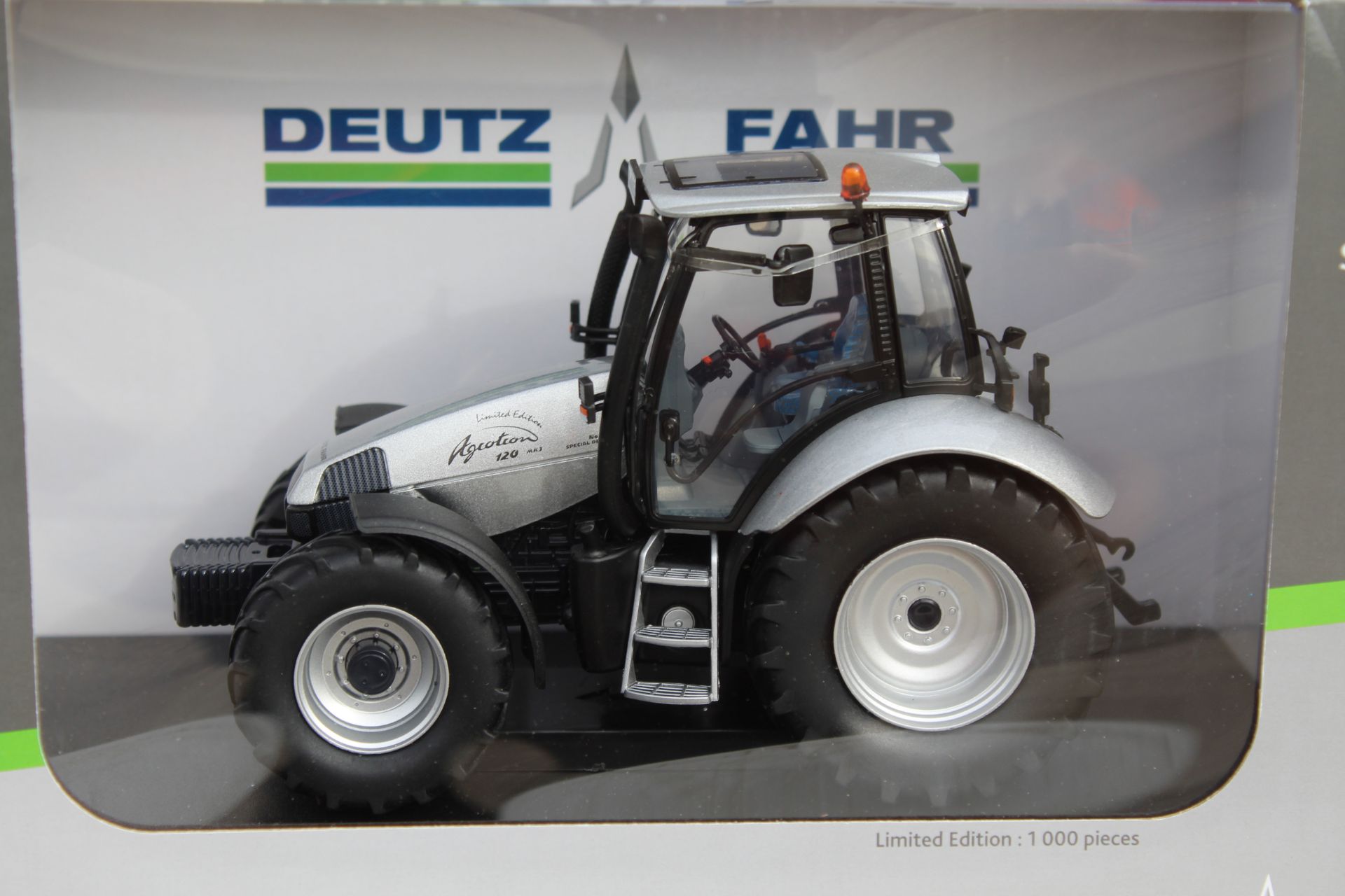UH Deutz Fahr Agrotron 120 '555' Silver -Limited Edition 1/32. V - Image 2 of 2
