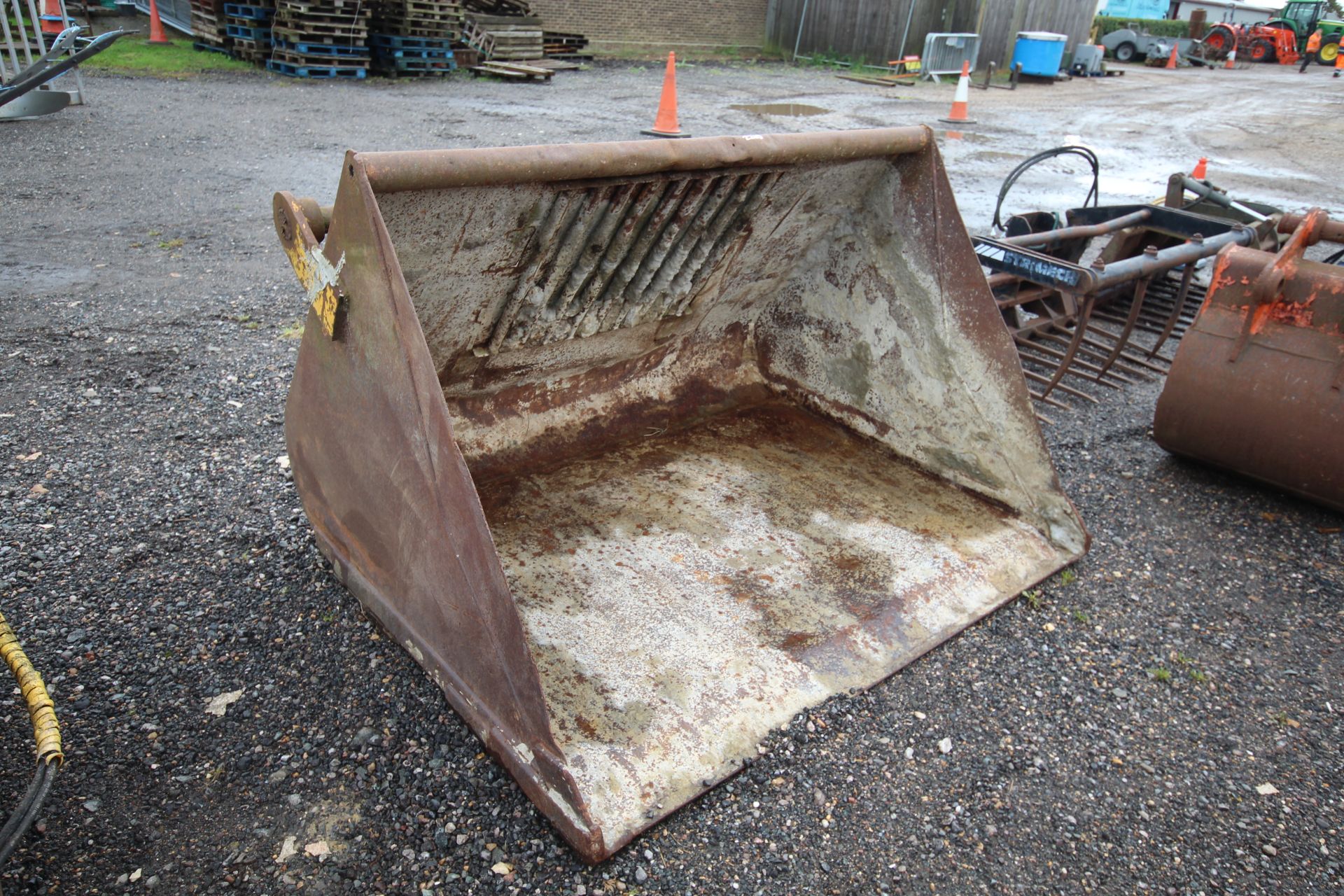 Large capacity 6ft loader bucket. Farm made Manitou brackets. V