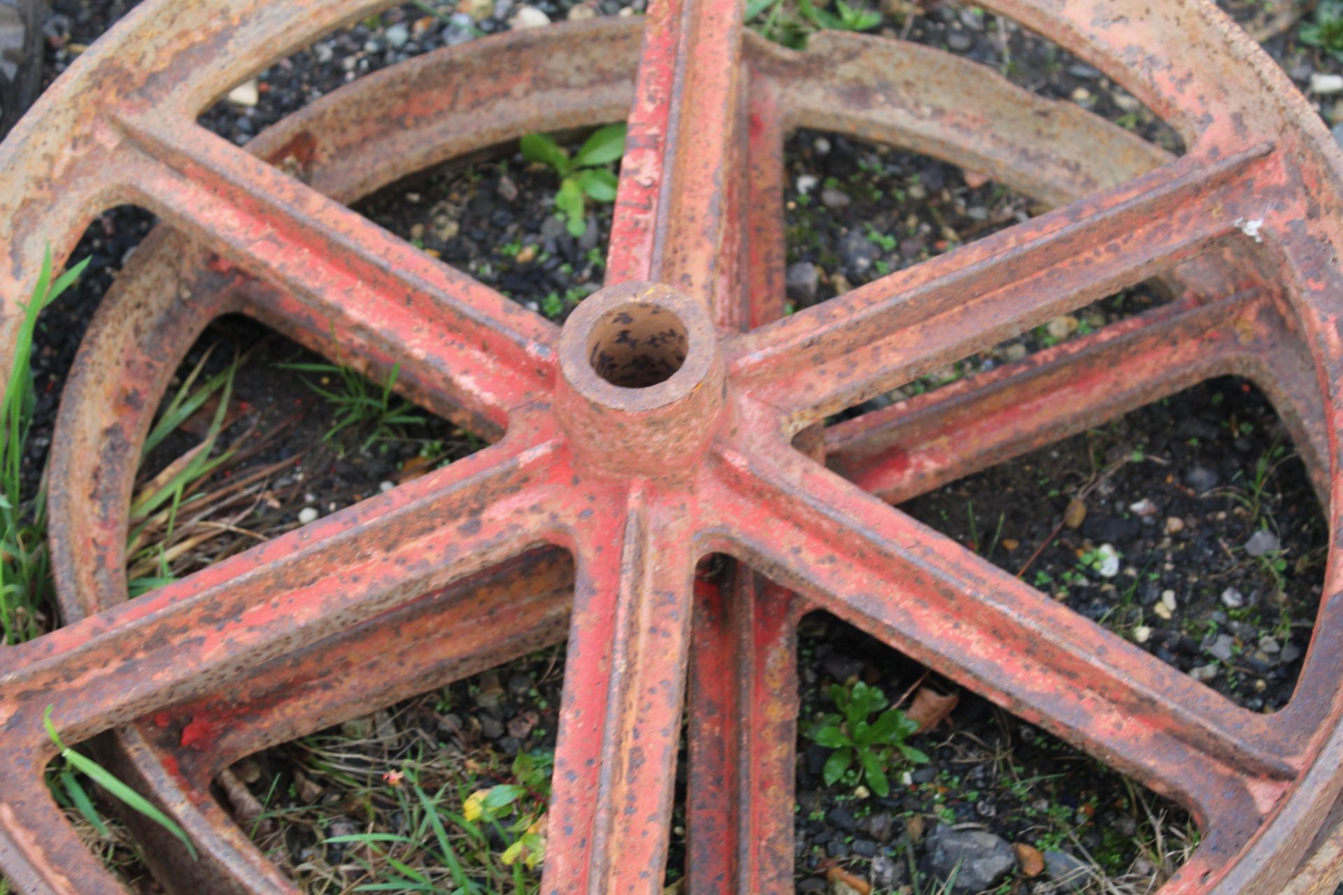 Cast iron wheels. - Image 2 of 3