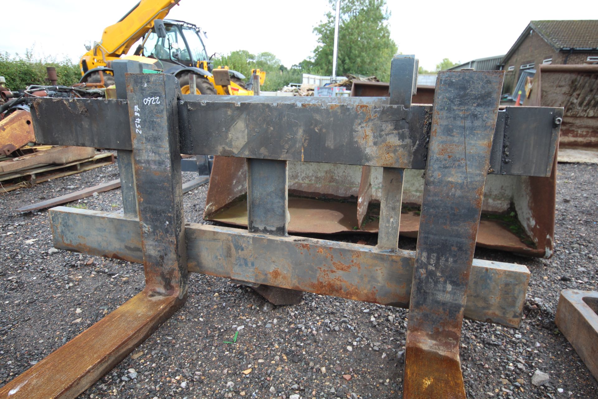 Large set of heavy-duty pallet tines. Merlo brackets. V - Image 7 of 12