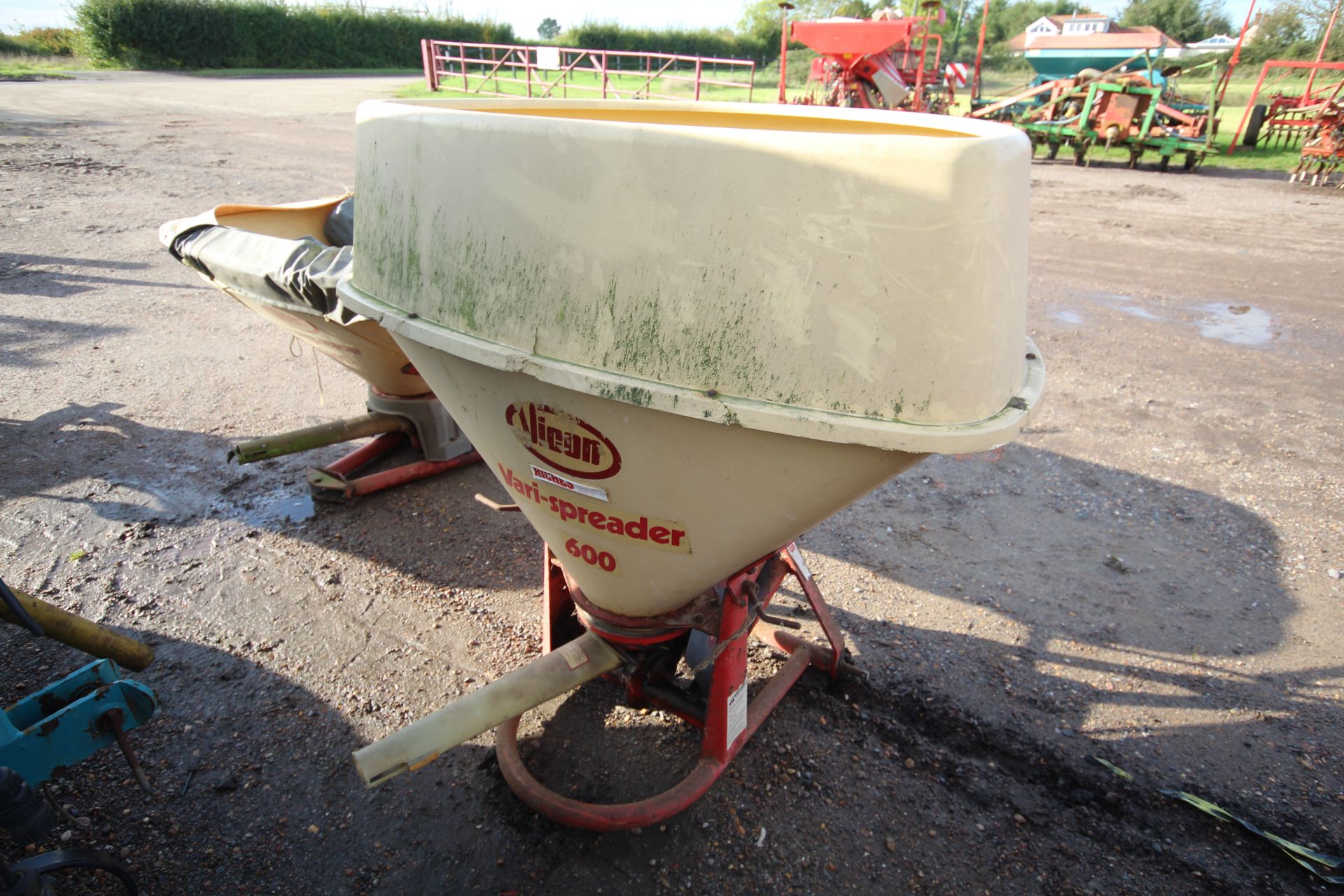 Vicon Vari-Spreader 600 fertiliser spreader. - Image 2 of 12