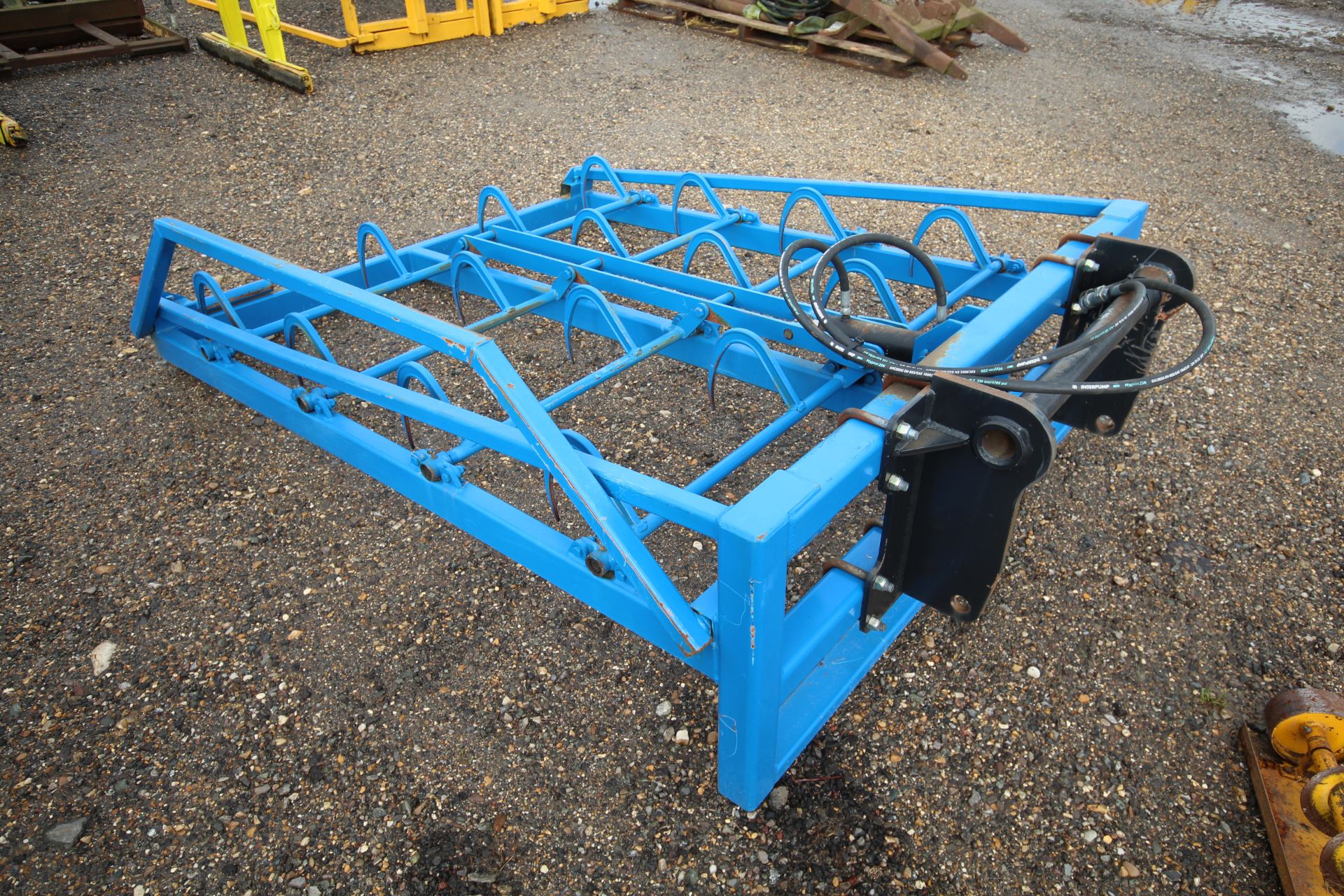 Flat 8 bale grab with guide rail. Manitou brackets. - Image 2 of 12