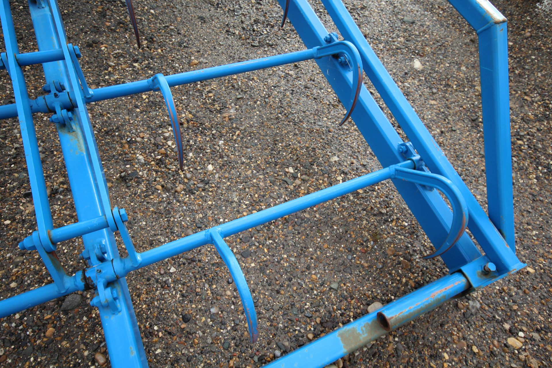 Flat 8 bale grab with guide rail. Manitou brackets. - Image 6 of 12