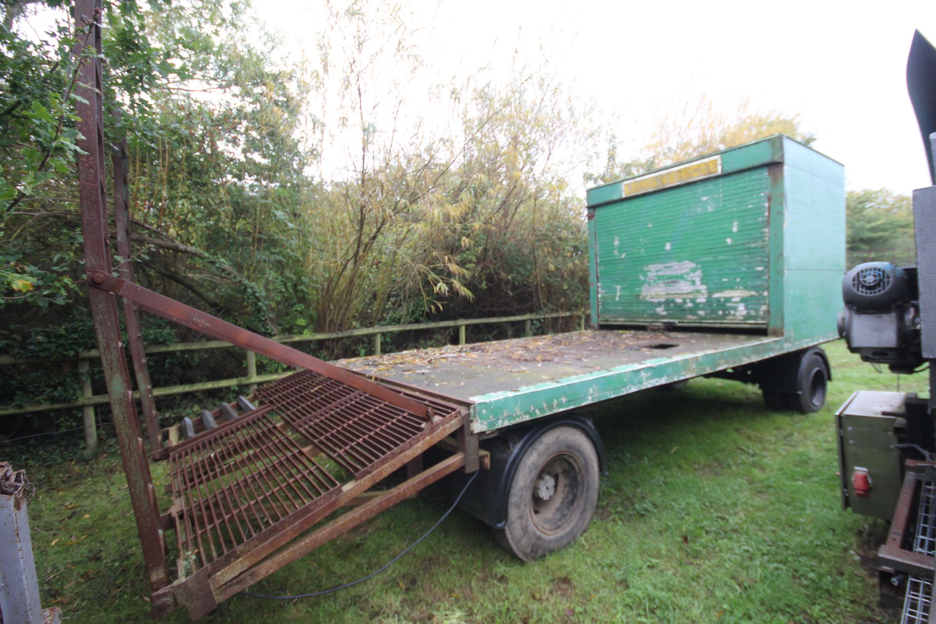 4-wheel turntable beavertail low loader trailer. With Manual ramps and front workshop. V - Image 4 of 25