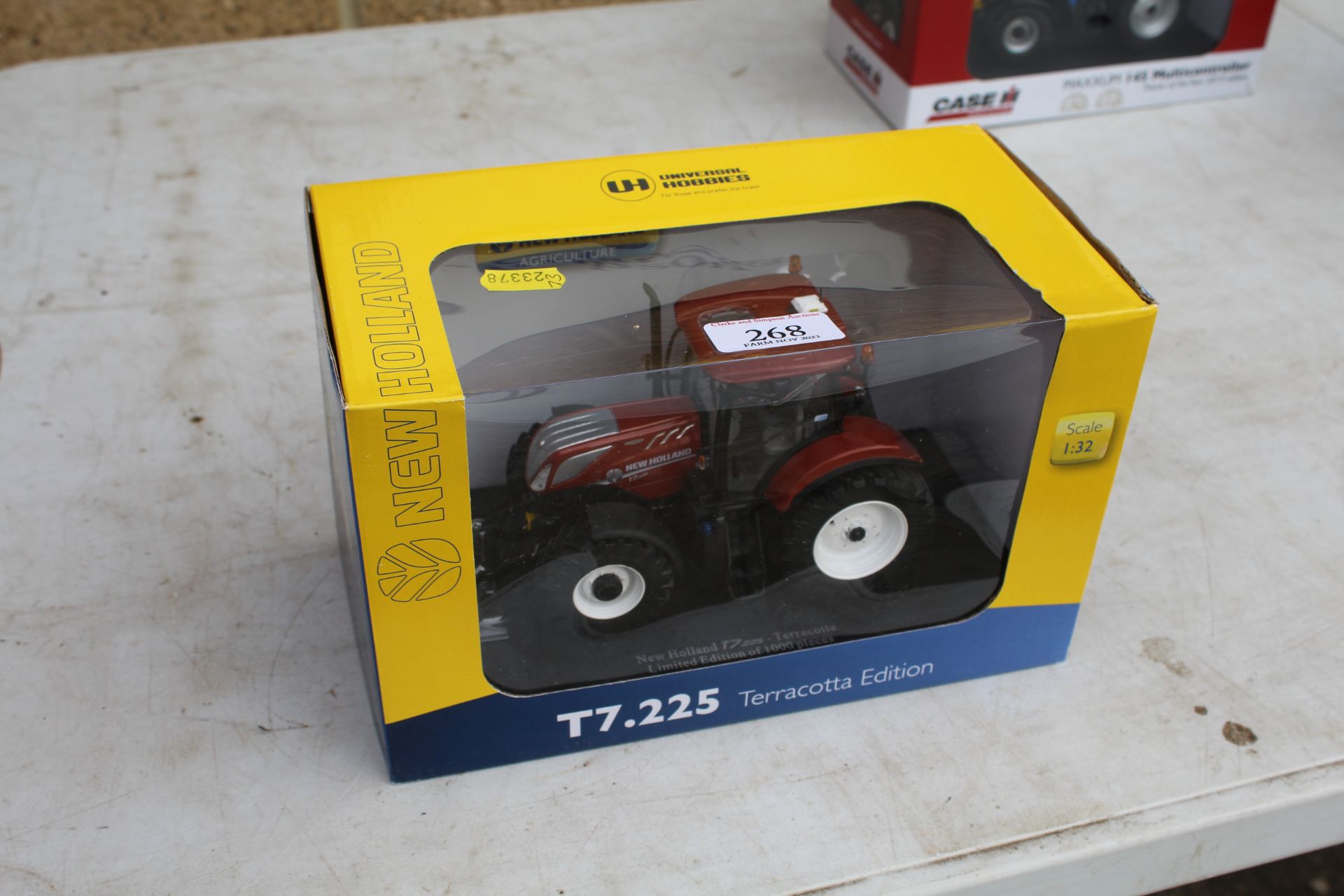 UH New Holland T7.225 Terracotta Tractor - Limited Edition 1/32 . V