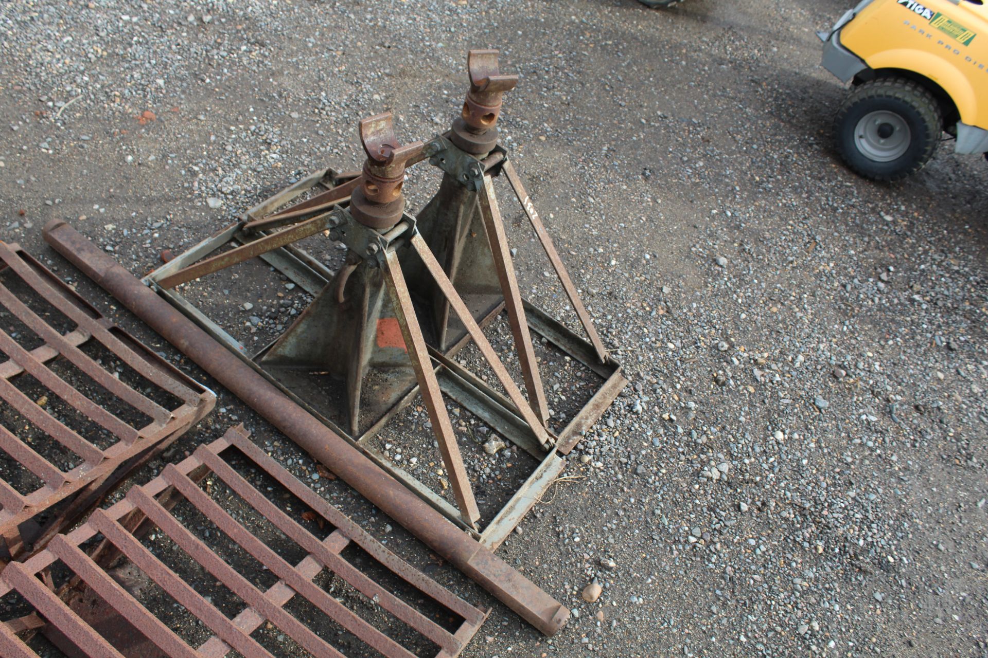 Par of 8T ex-army screw jacks for building. - Image 2 of 5