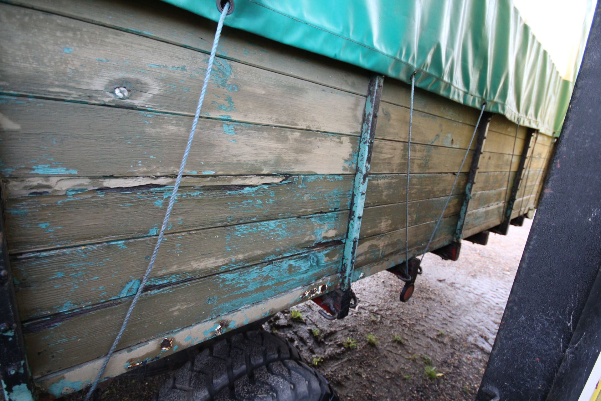 Single axle shoot trailer. With padded bench seats. V - Image 14 of 33