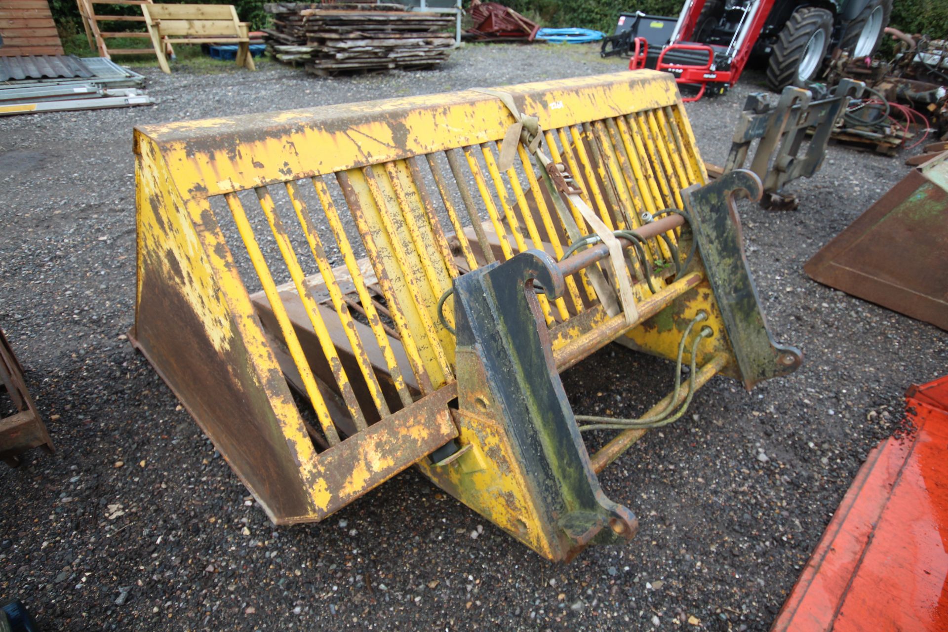 Toe tip beet bucket. JCB Q fit brackets. V - Image 3 of 11