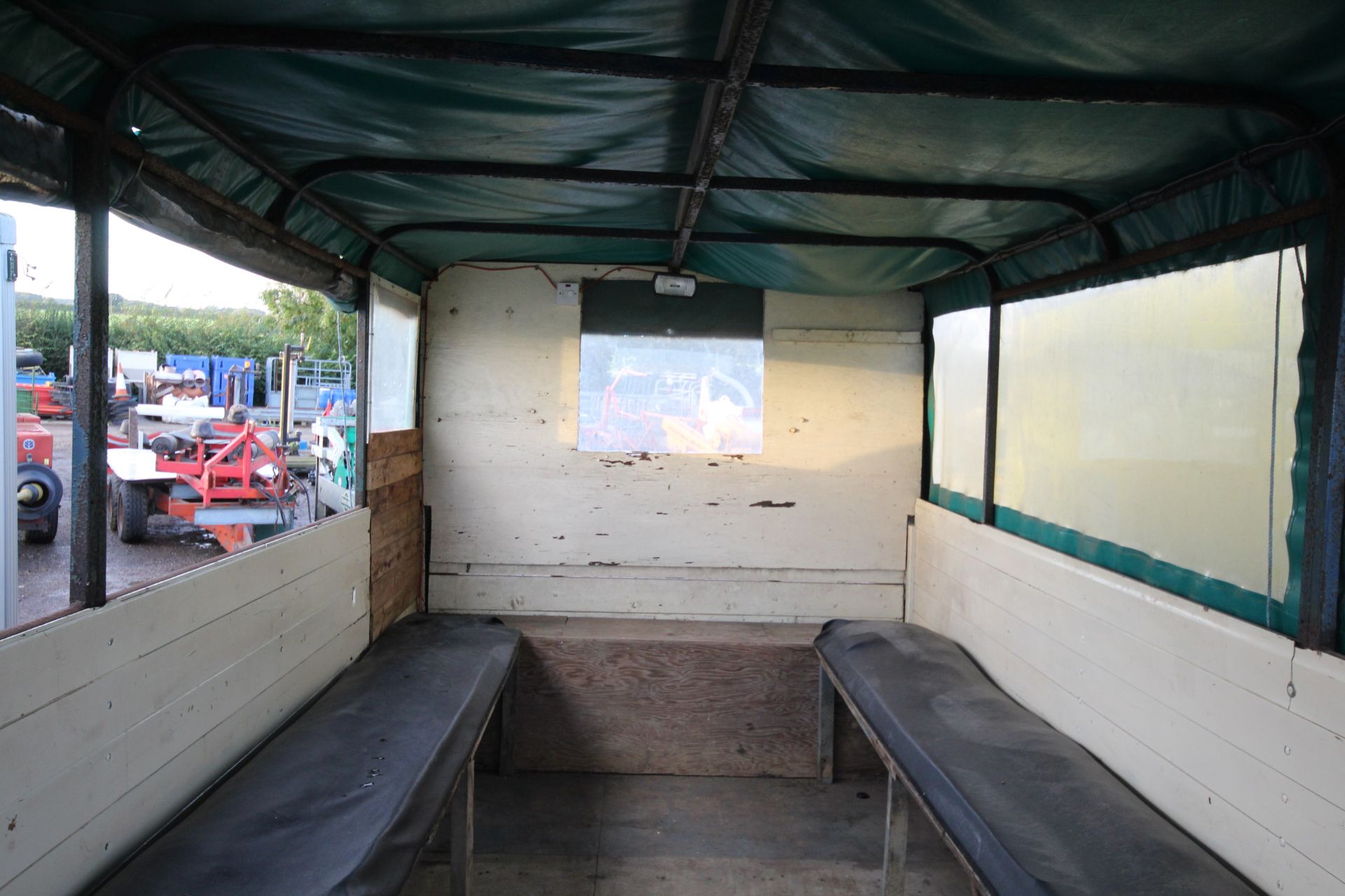 Single axle shoot trailer. With padded bench seats. V - Image 27 of 33