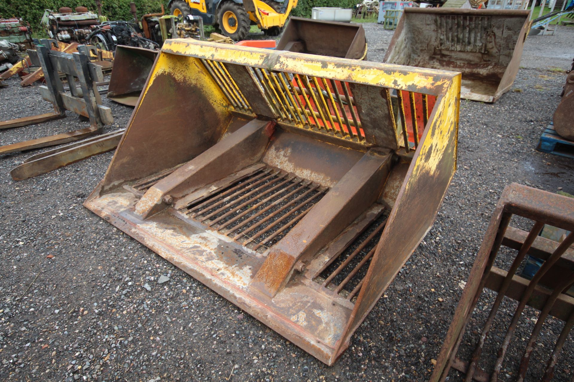 Toe tip beet bucket. JCB Q fit brackets. V - Image 2 of 11