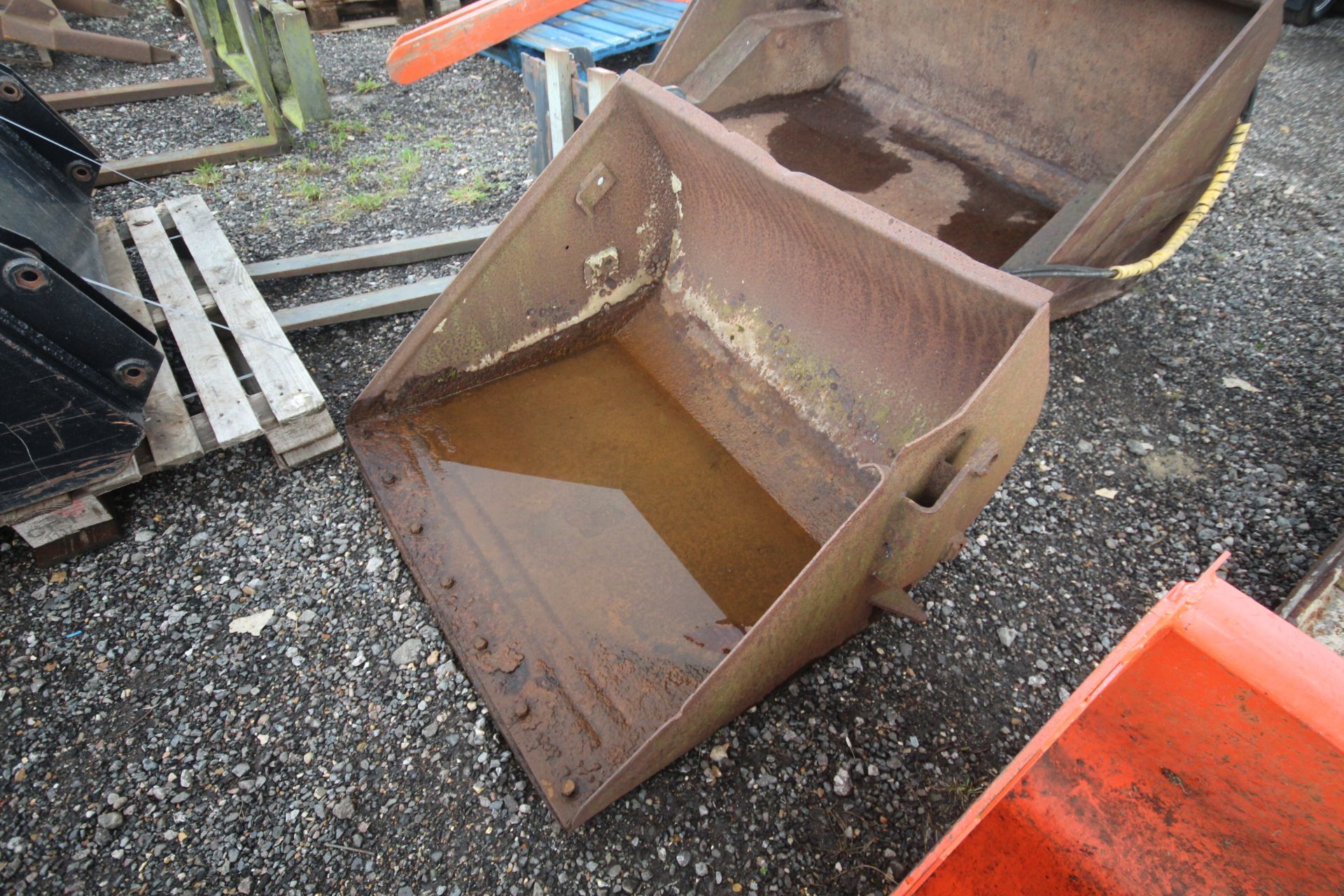 Horndraulic loader bucket.