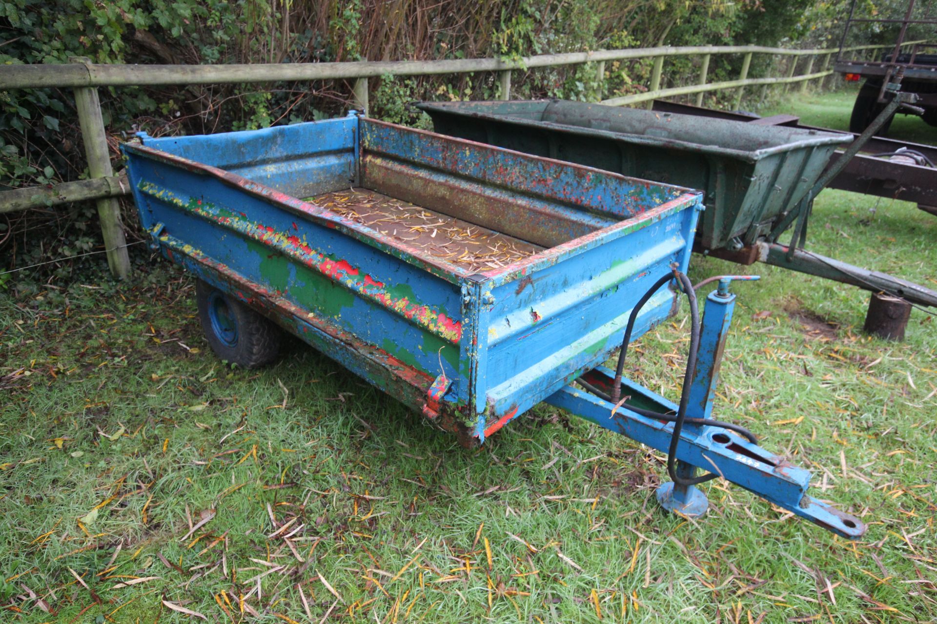 1T drop side tipping trailer.