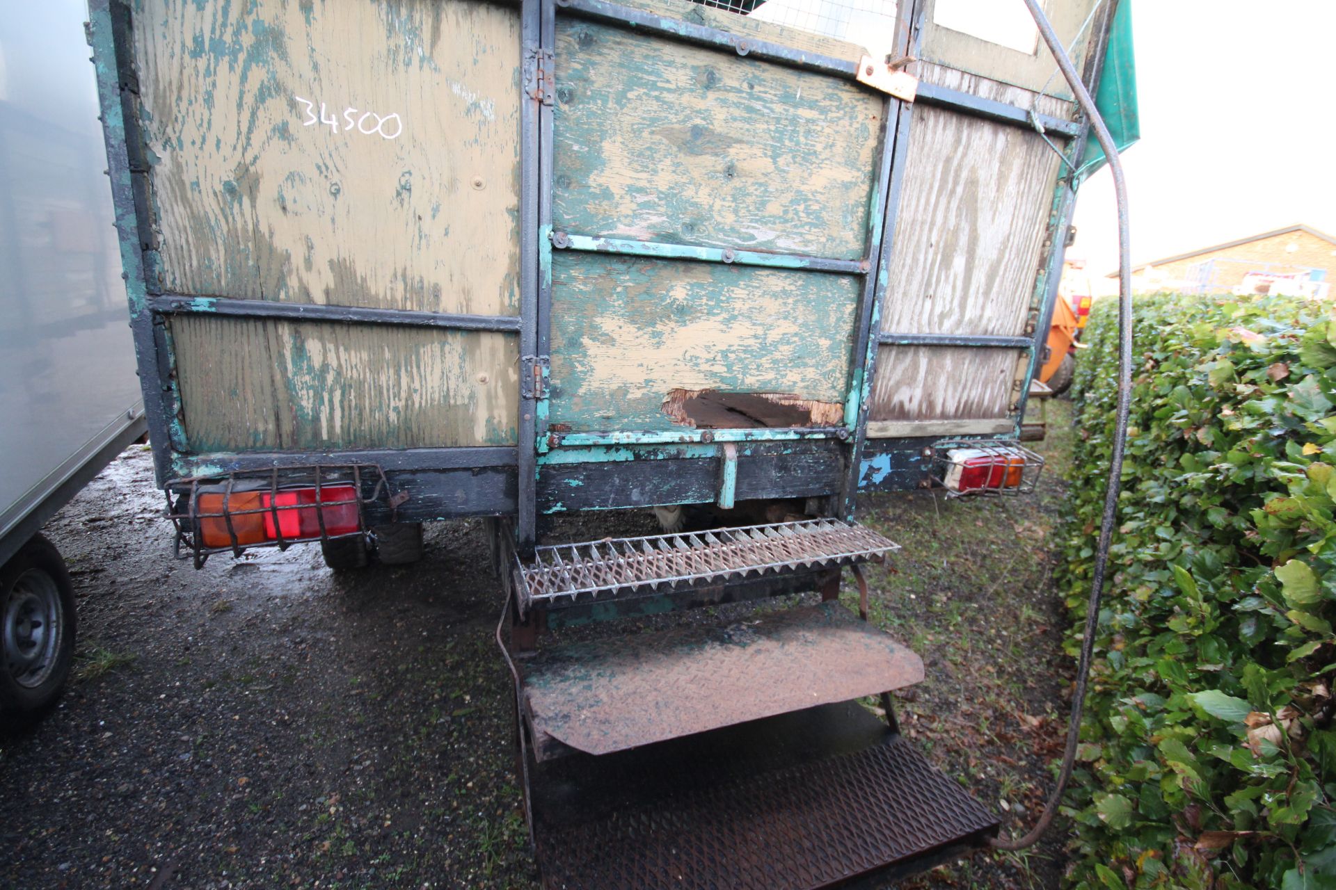 Single axle shoot trailer. With padded bench seats. V - Image 24 of 33