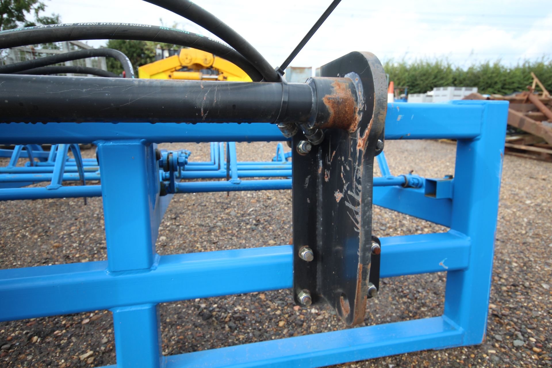 Flat 8 bale grab with guide rail. Manitou brackets. - Image 11 of 12