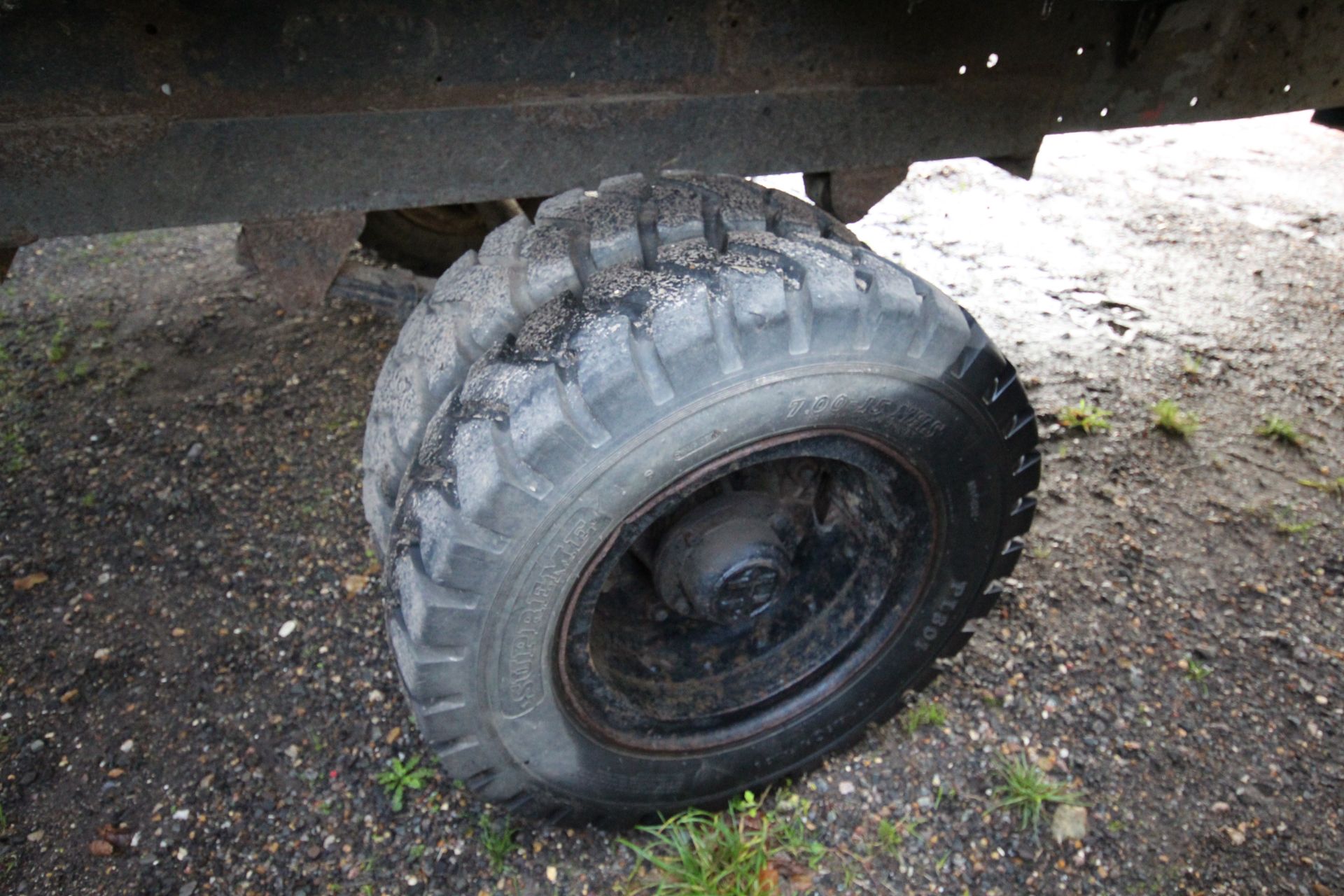 Single axle shoot trailer. With padded bench seats. V - Image 15 of 33