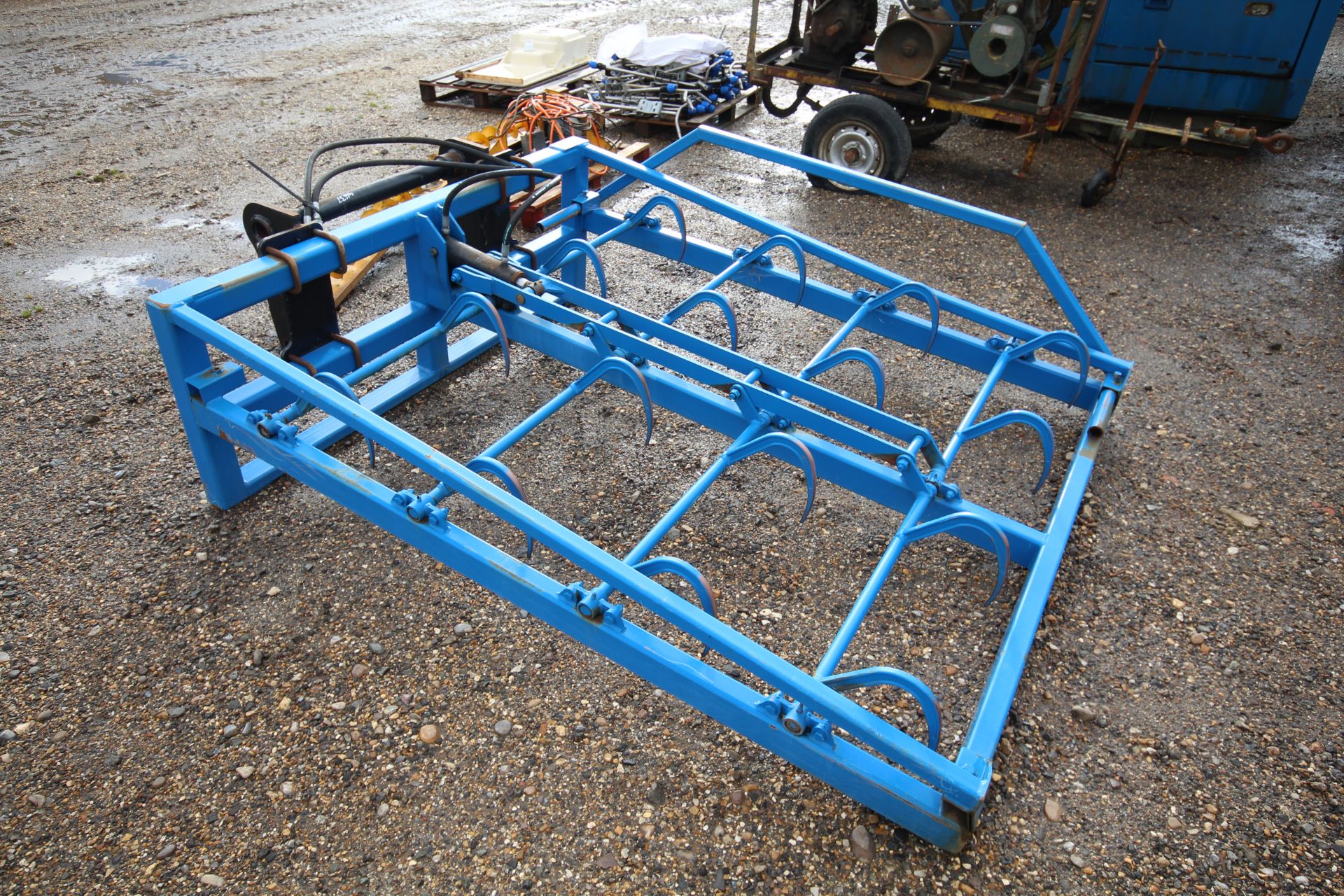 Flat 8 bale grab with guide rail. Manitou brackets. - Image 4 of 12