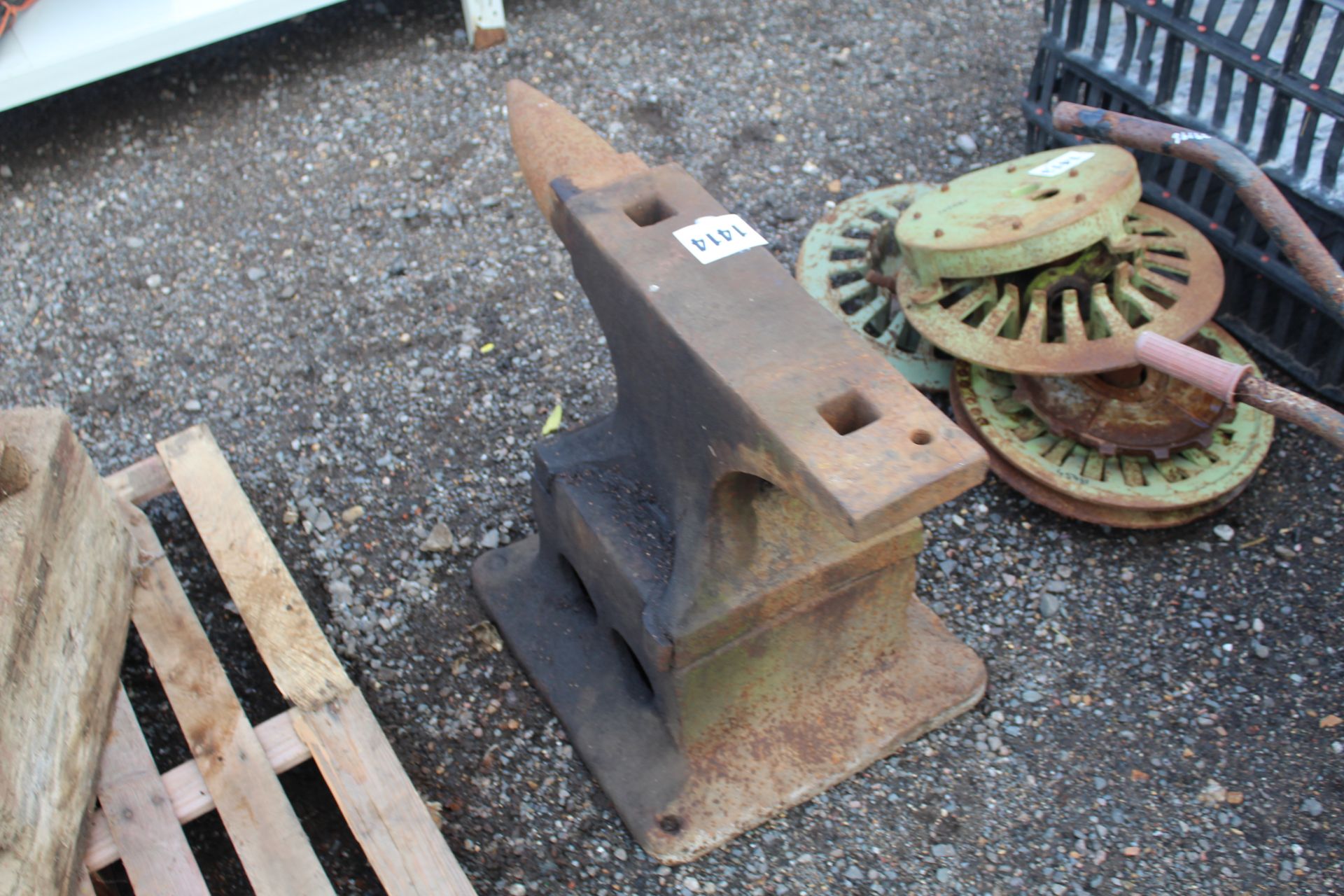 Large anvil on a stand. - Image 3 of 4