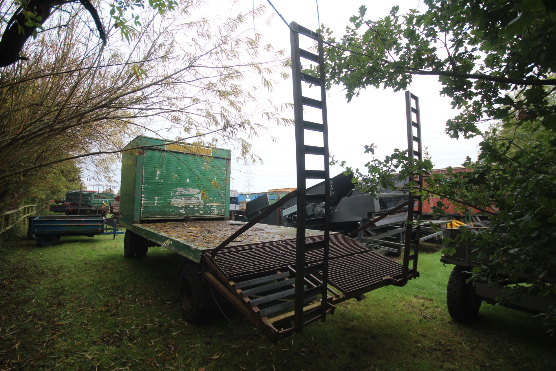 4-wheel turntable beavertail low loader trailer. With Manual ramps and front workshop. V - Image 3 of 25