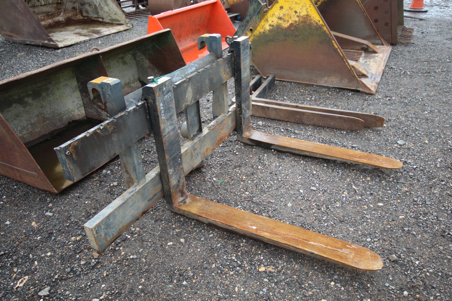 Large set of heavy-duty pallet tines. Merlo brackets. V - Image 2 of 12