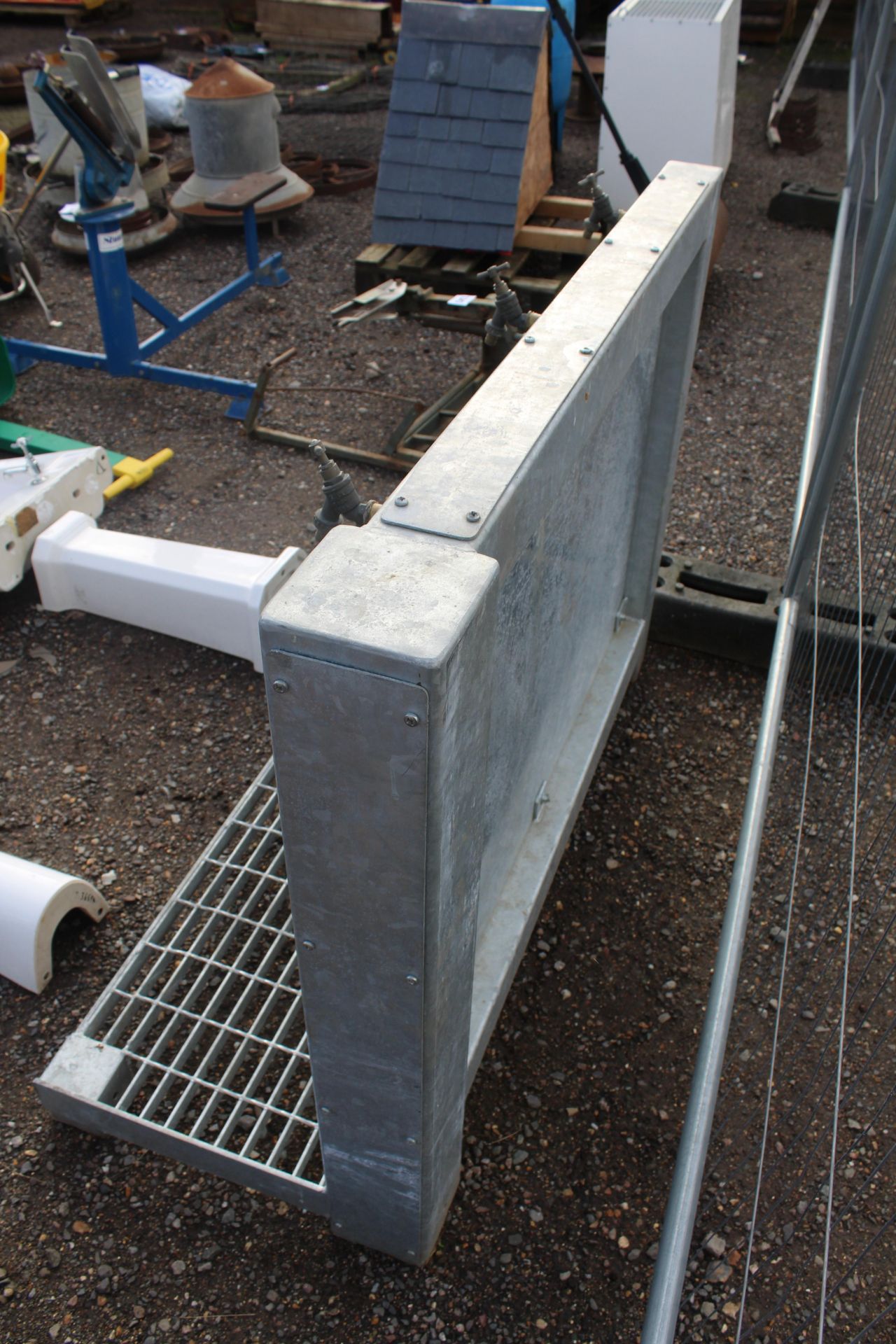Galvanised boot washing stand. V - Image 3 of 7