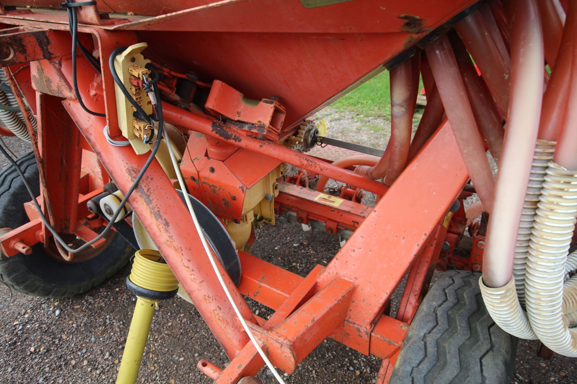 Accord Pneumatic DL 4M mounted Suffolk coulter drill. - Image 25 of 28