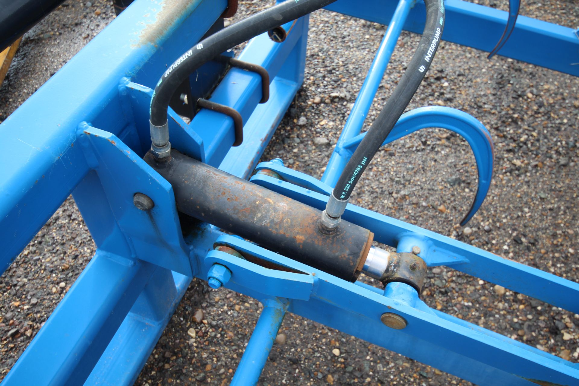 Flat 8 bale grab with guide rail. Manitou brackets. - Image 9 of 12