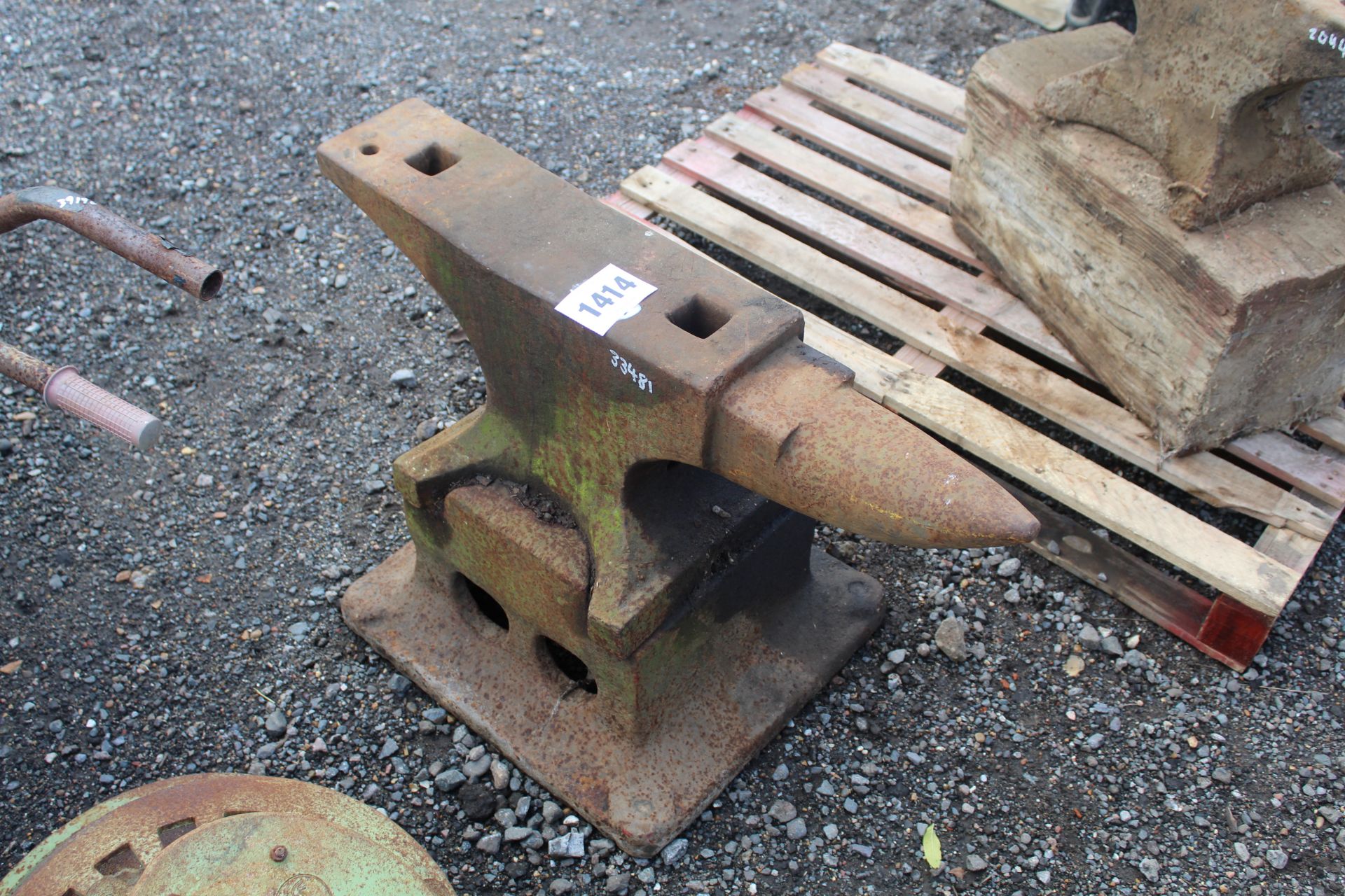 Large anvil on a stand. - Image 2 of 4