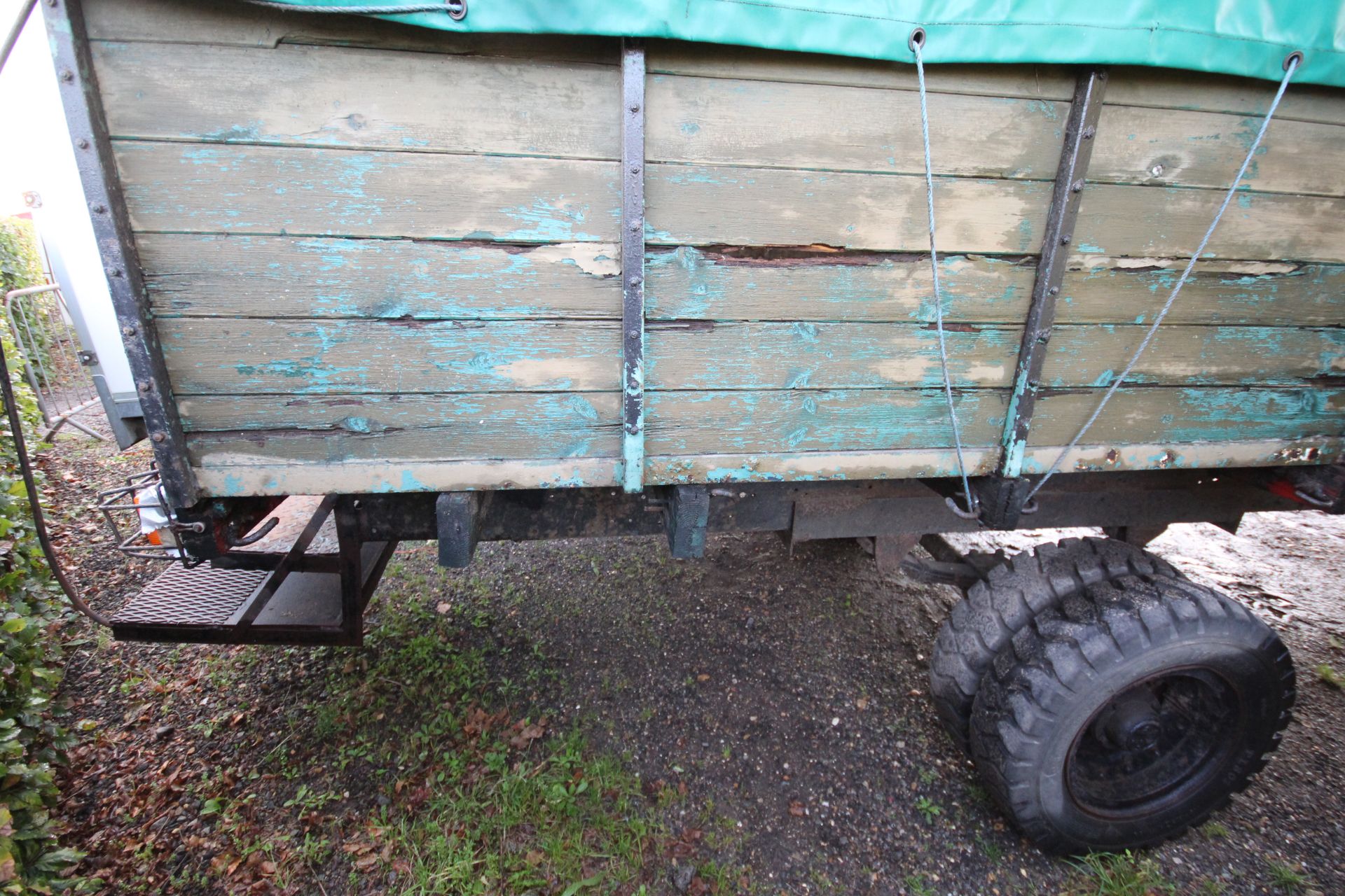 Single axle shoot trailer. With padded bench seats. V - Image 4 of 33
