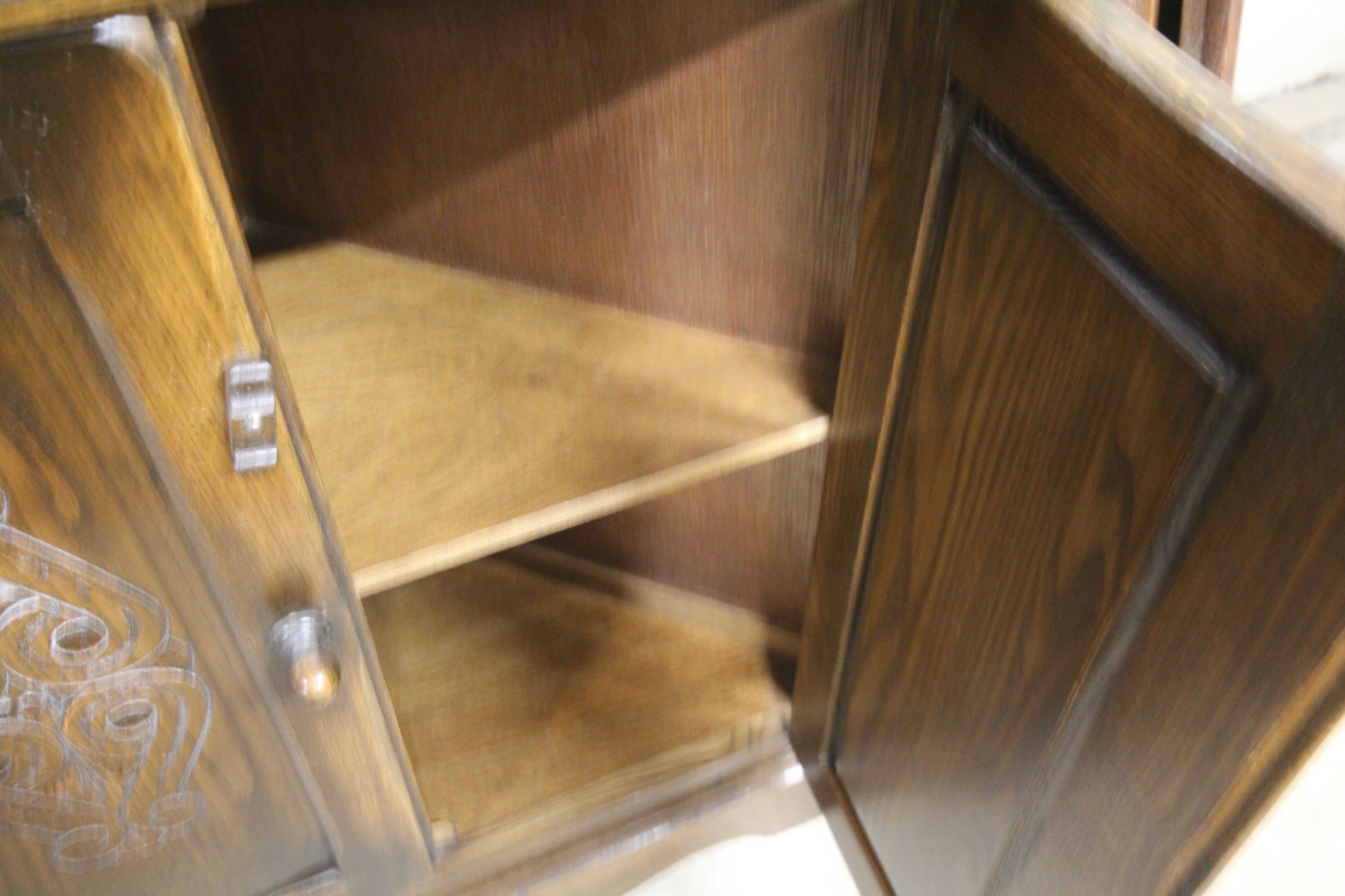 A Bevan Funnell oak freestanding corner cupboard - Bild 2 aus 2