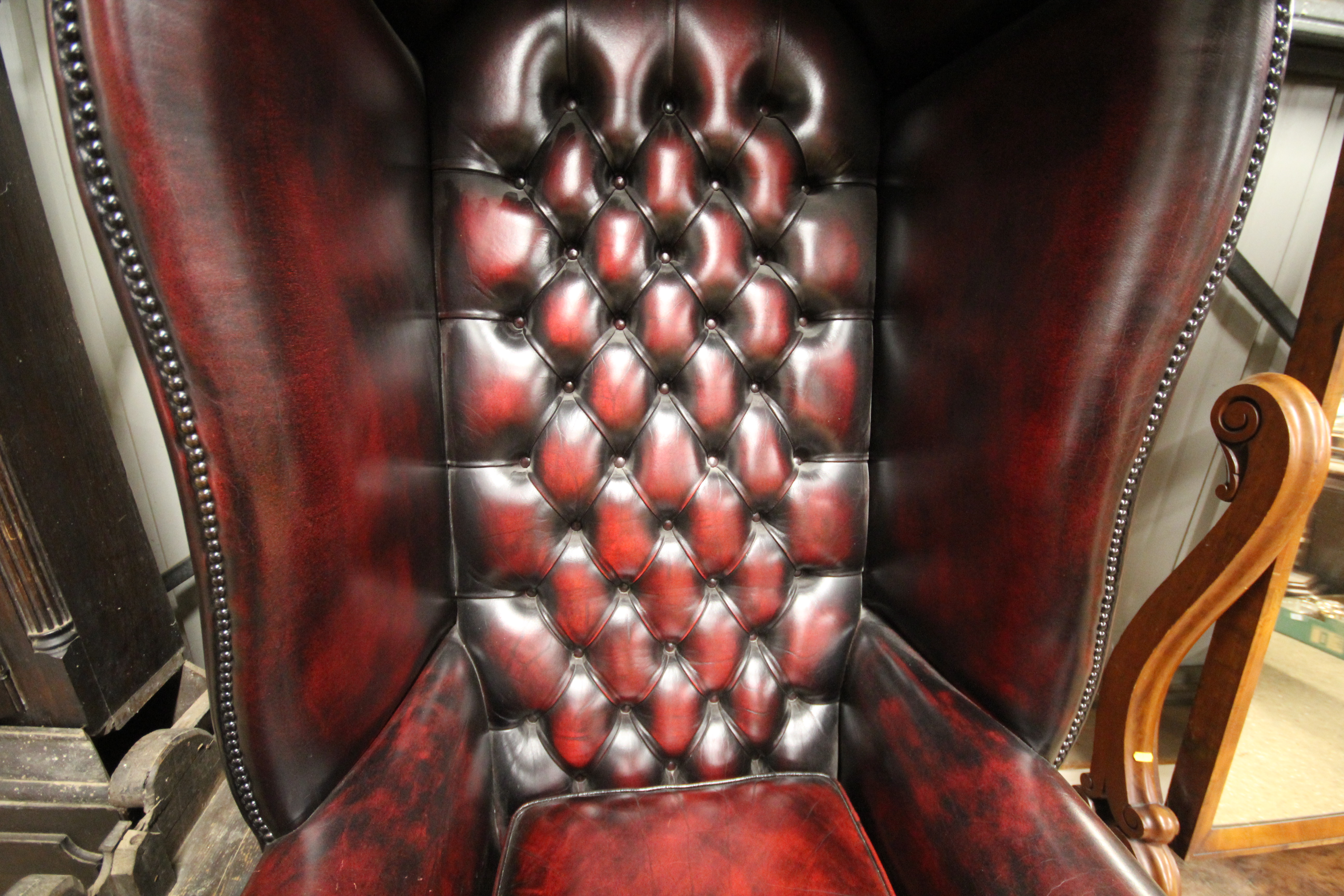 A buttoned leather hall porter's chair - Bild 4 aus 6