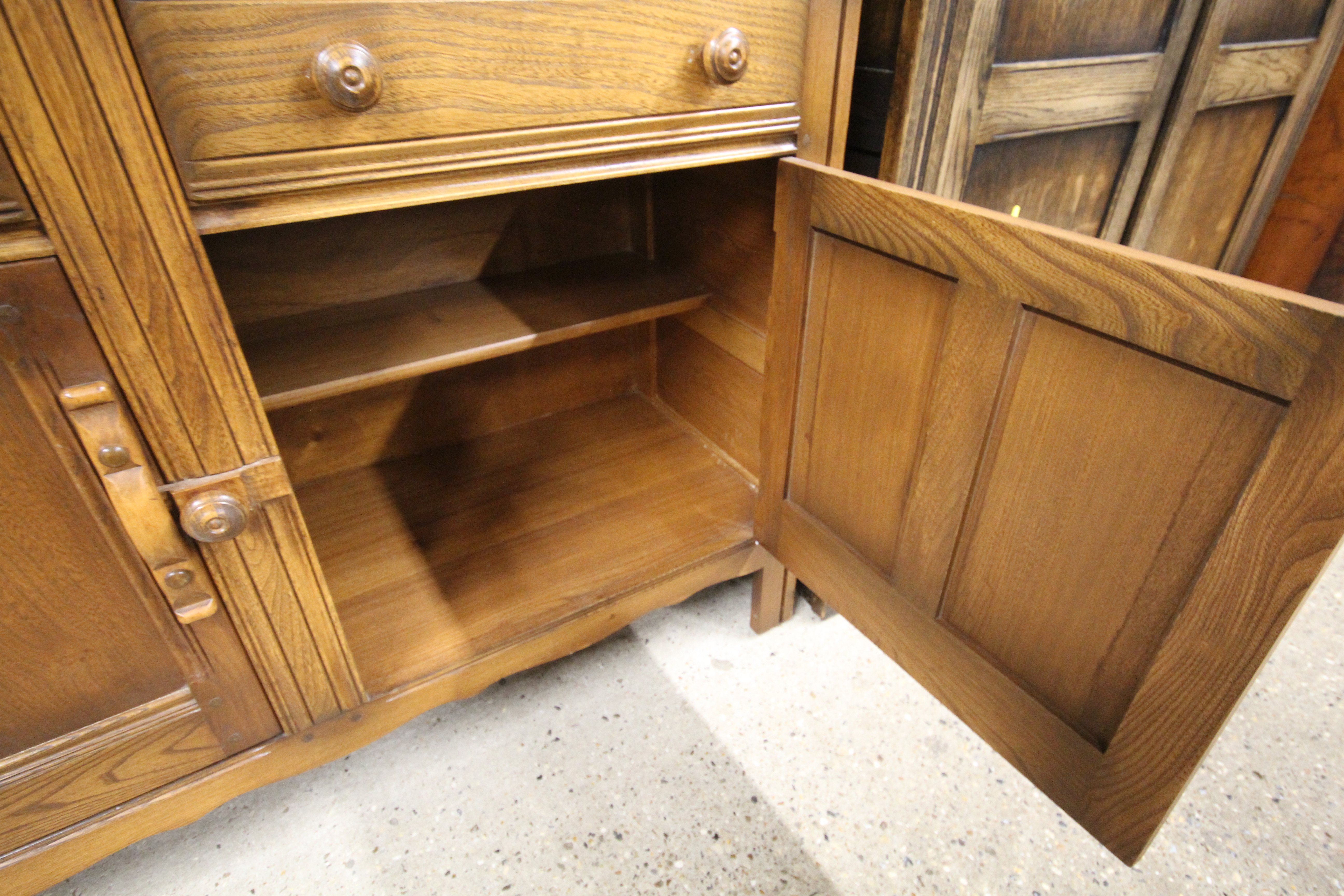 A small Ercol court cupboard - Bild 3 aus 4