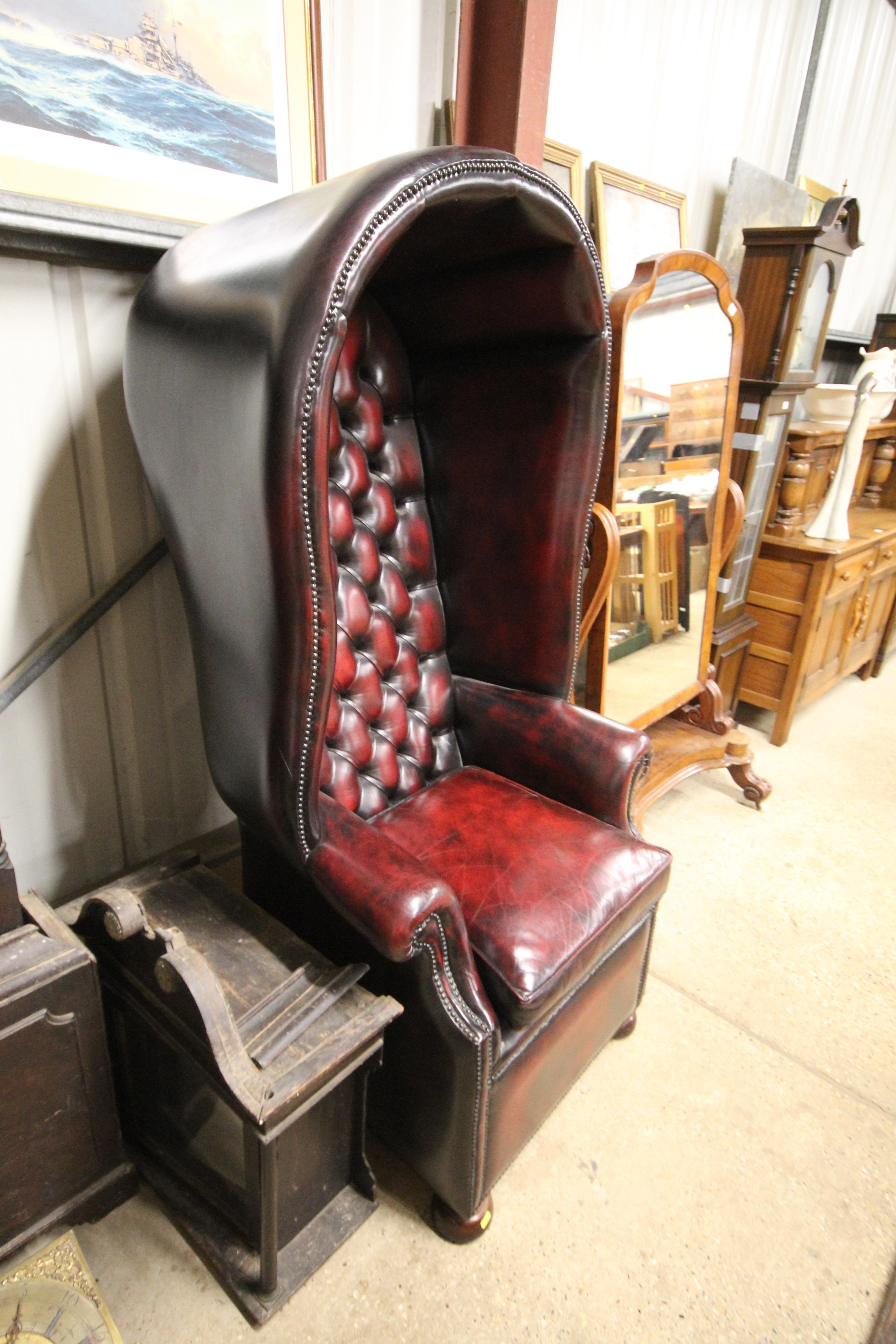 A buttoned leather hall porter's chair - Bild 2 aus 6