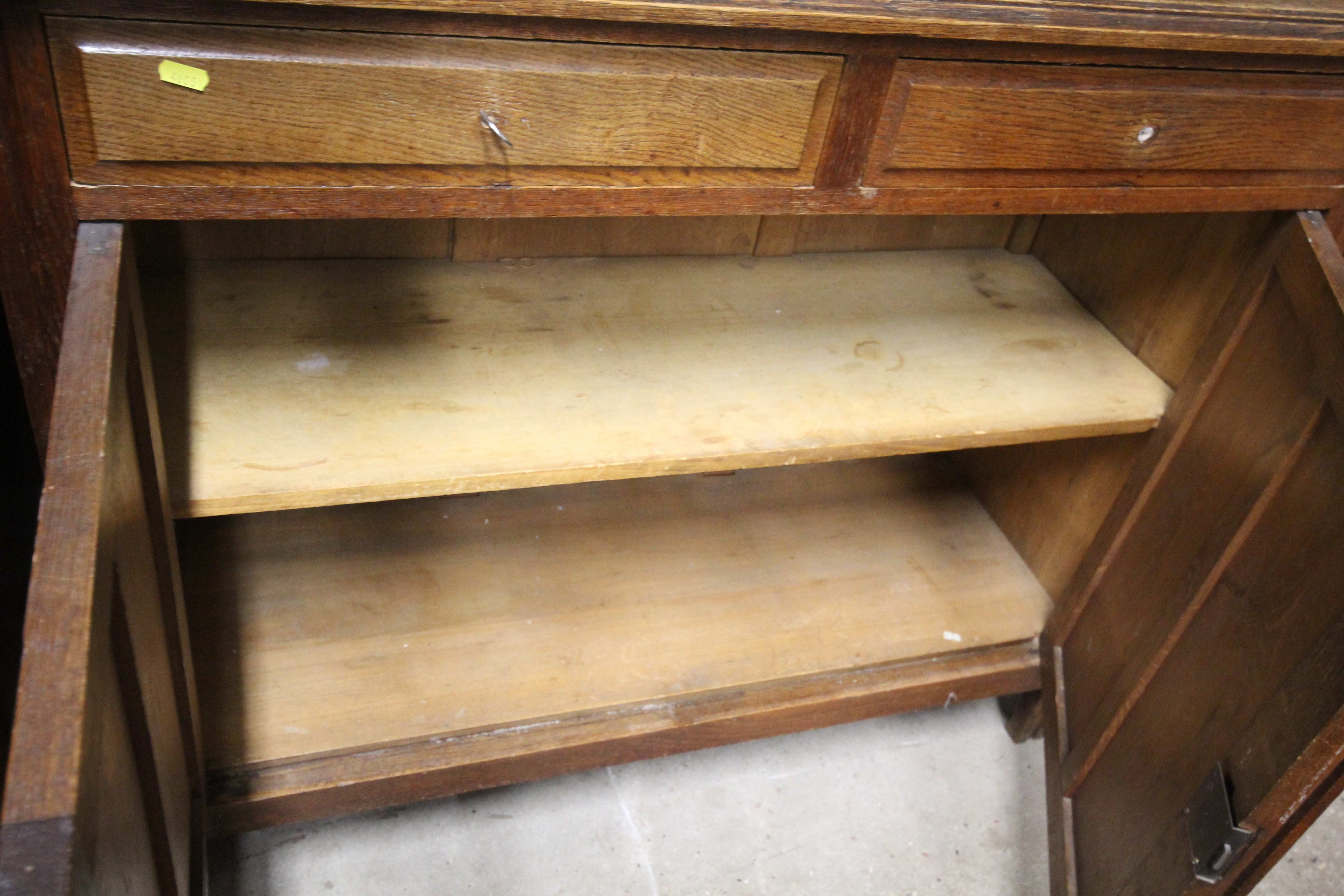 An Arts & Crafts style oak dresser with glazed top - Bild 3 aus 4