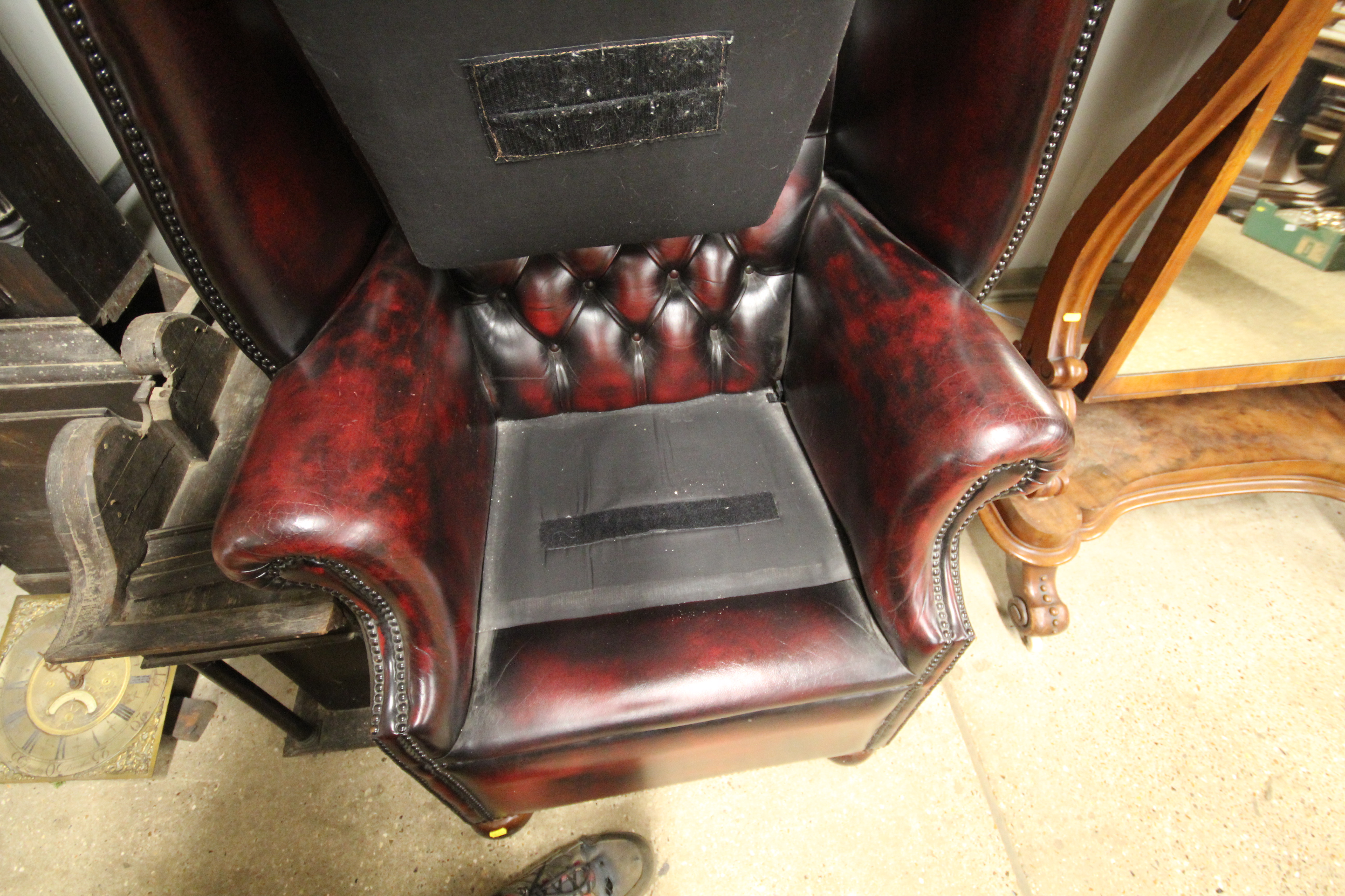 A buttoned leather hall porter's chair - Bild 6 aus 6