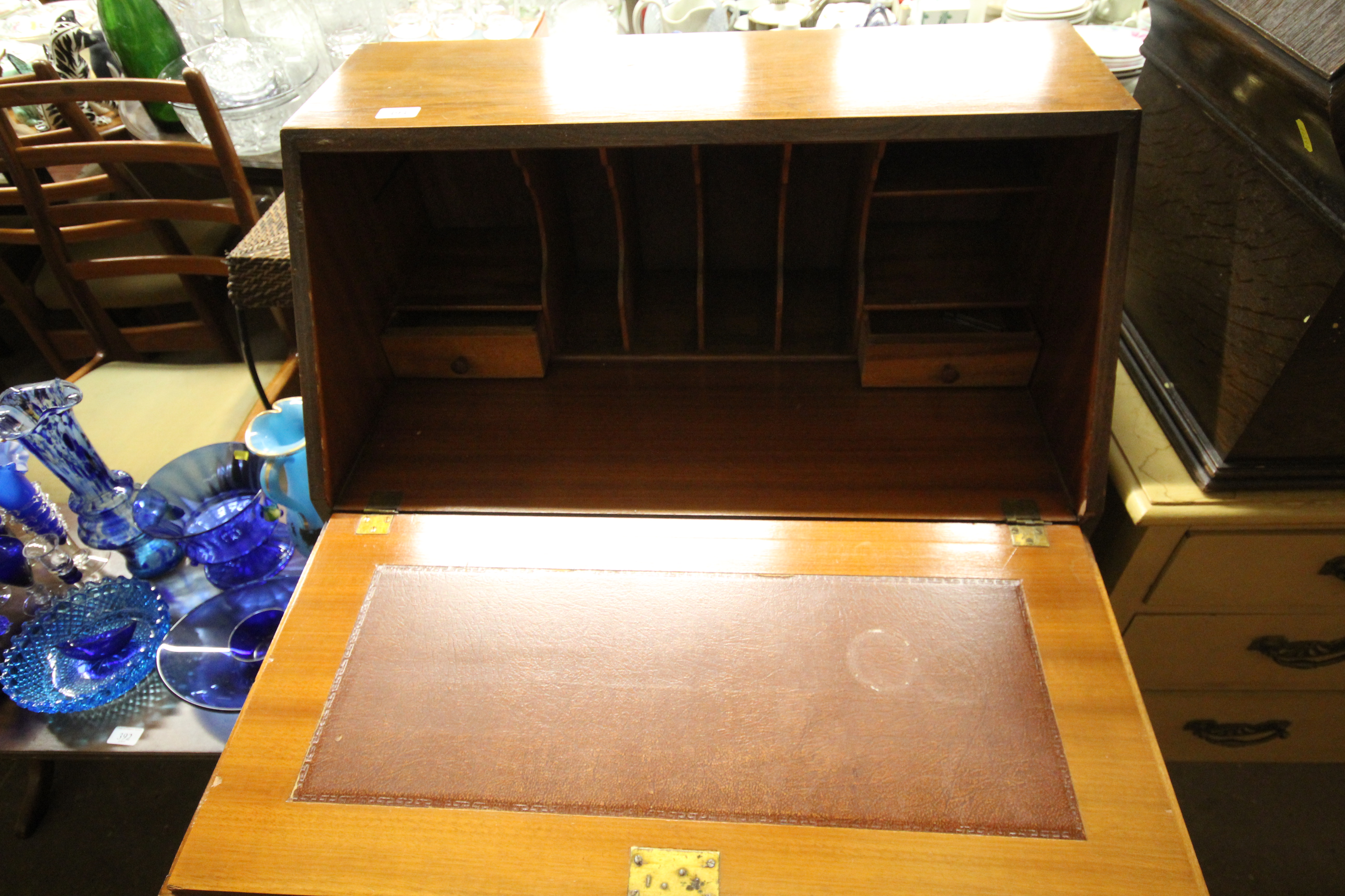 An early 20th Century walnut three drawer bureau - Bild 3 aus 3