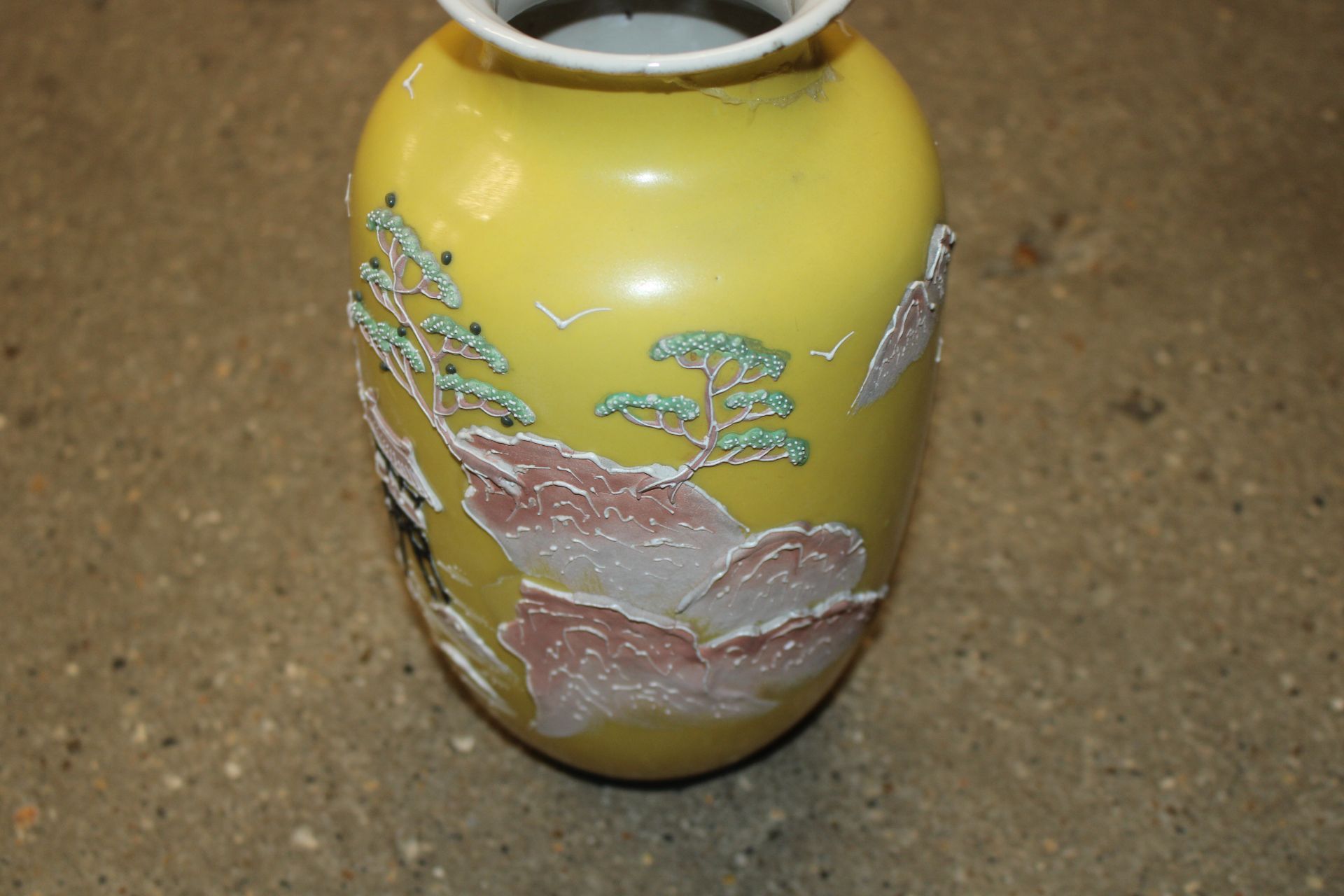 A box containing a pair of Japanese vases, Japanes - Image 4 of 6