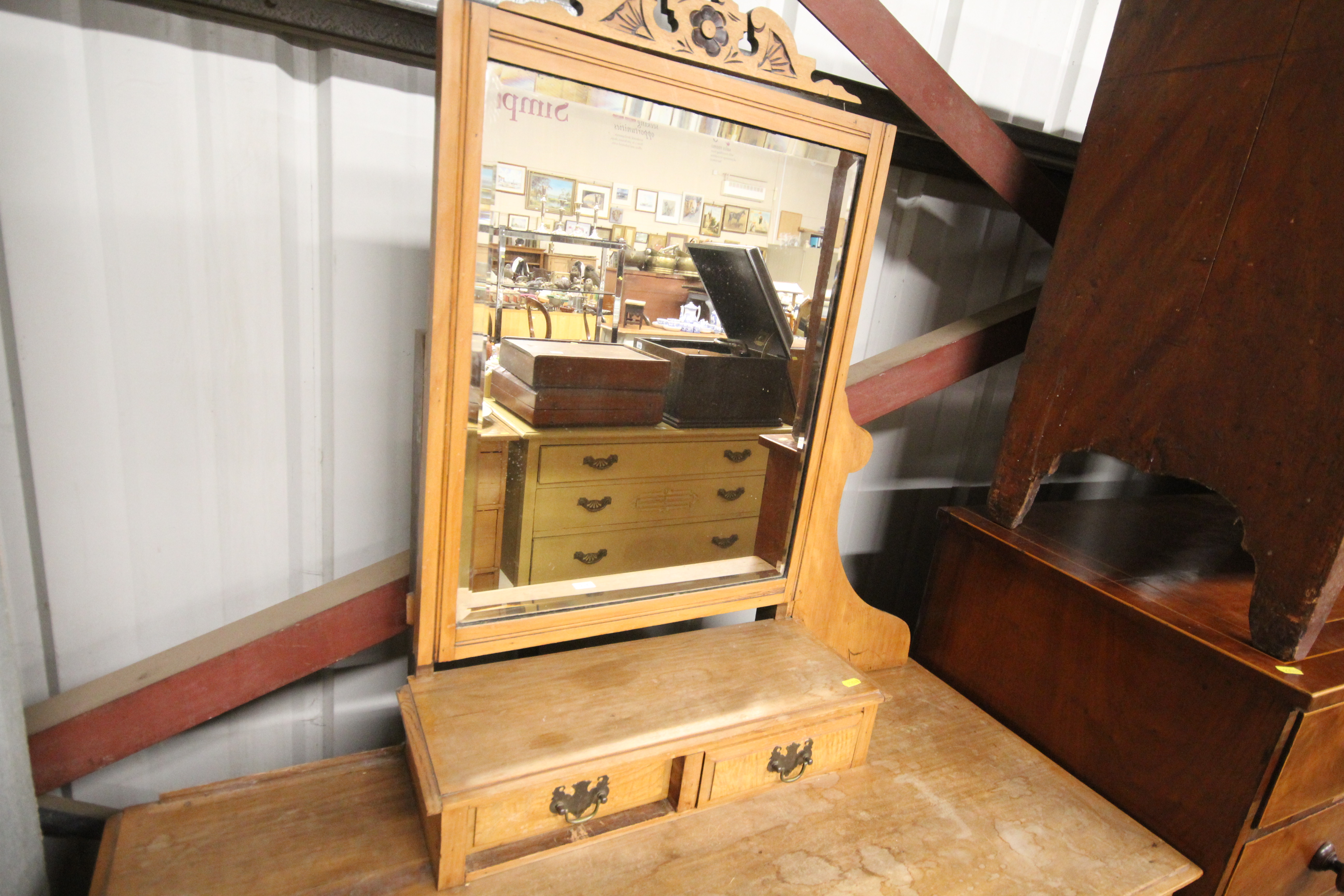 A late Victorian satin walnut dressing chest - Bild 3 aus 3