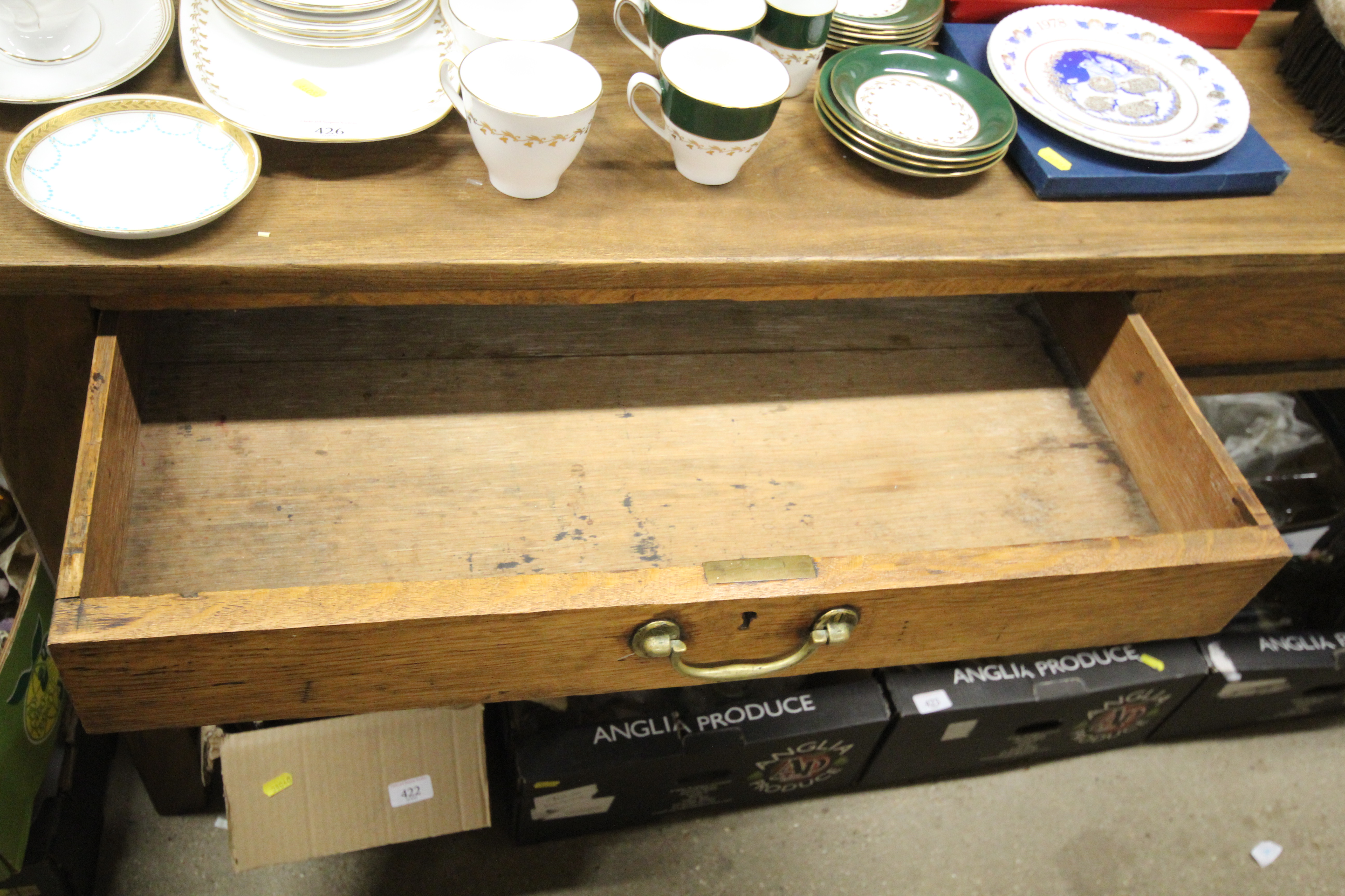 A large early 20th Century oak office table fitted - Bild 2 aus 2