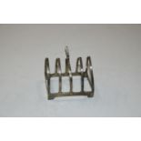 A silver four division toast rack, approx. 44gms, Birmingham 1932