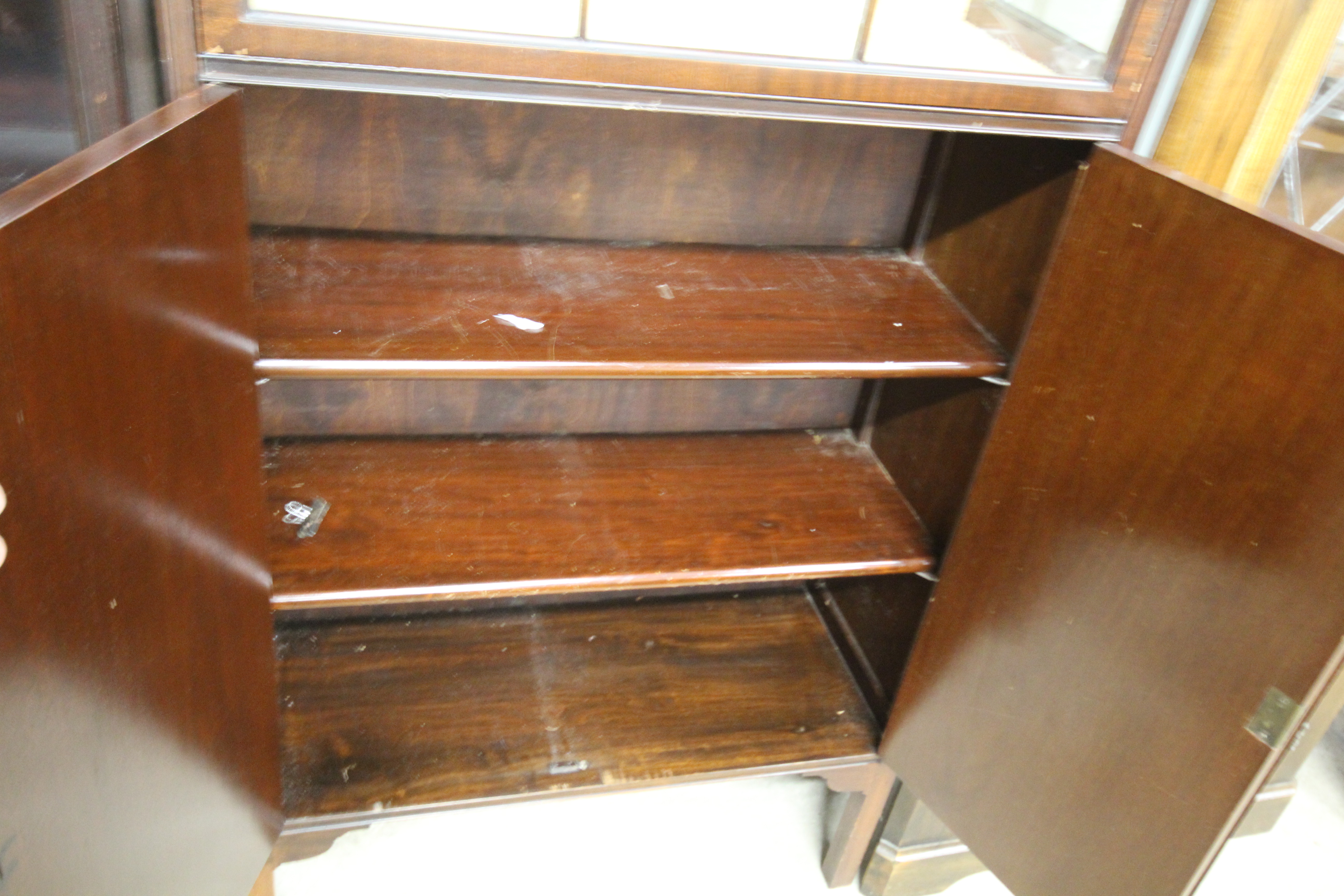 A 20th Century mahogany display cabinet with cupbo - Bild 2 aus 2