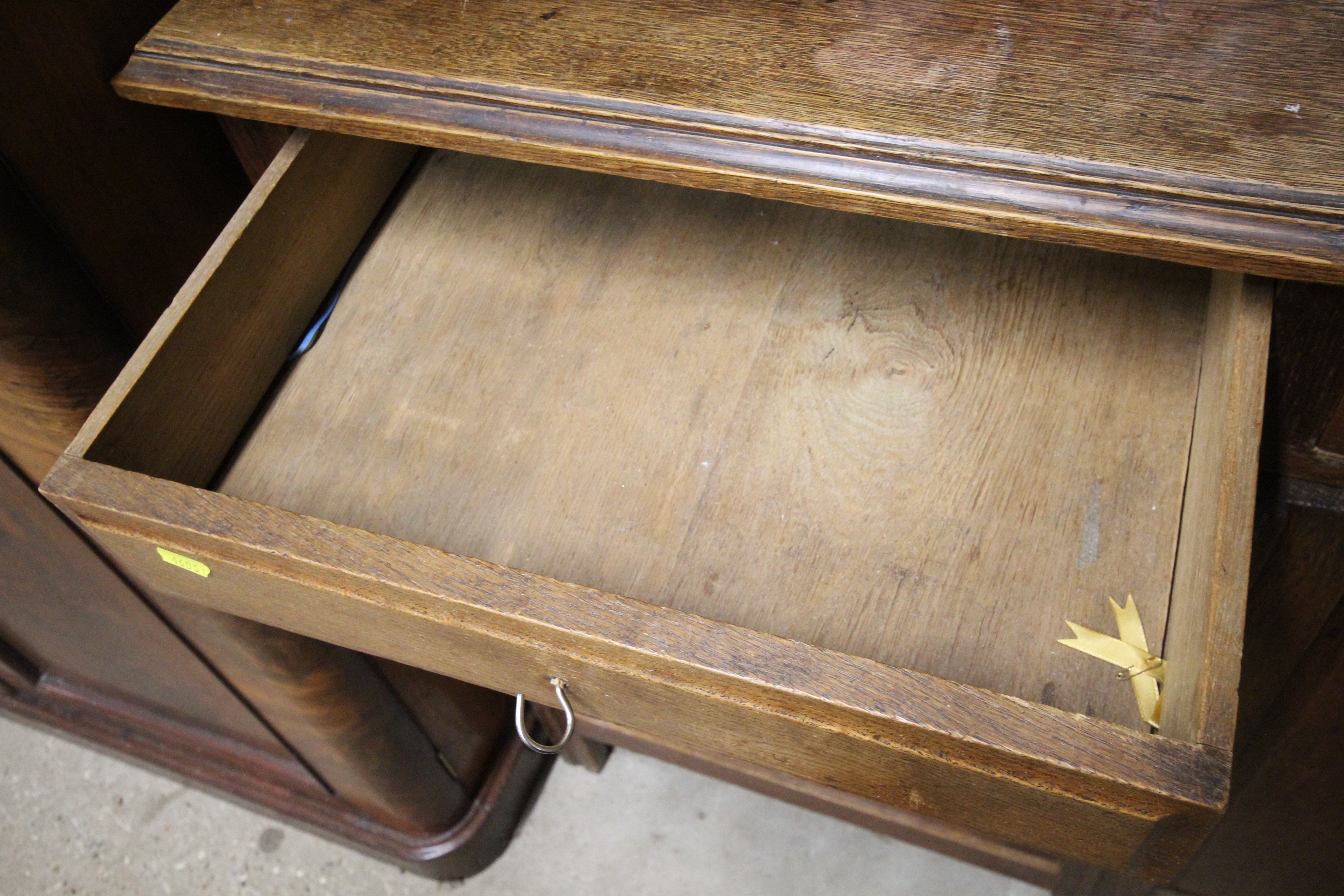 An Arts & Crafts style oak dresser with glazed top - Bild 4 aus 4